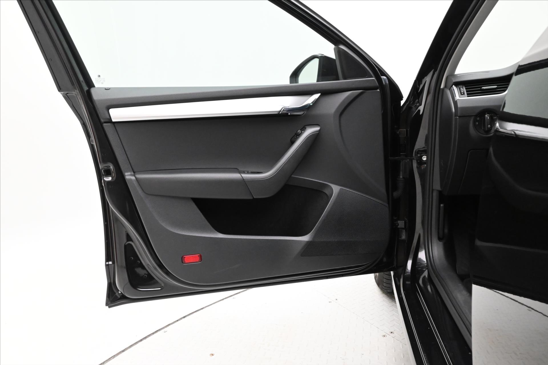 Hlavní fotografie vozu Škoda Octavia 1,5 TSI 110 kW DSG Business Záruka až 5 let (22)