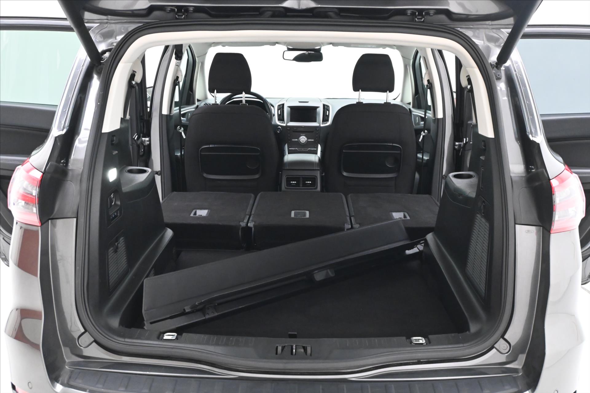 Hlavní fotografie vozu Ford S-MAX 2,0 EcoBlue 140 kW AT8 Záruka až 5 let (12)