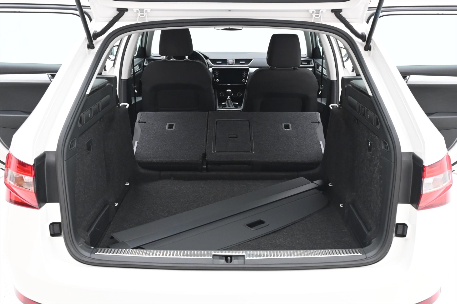 Hlavní fotografie vozu Škoda Superb 2,0 TDI 110kW AMBITION DSG Záruka až 5 let (11)