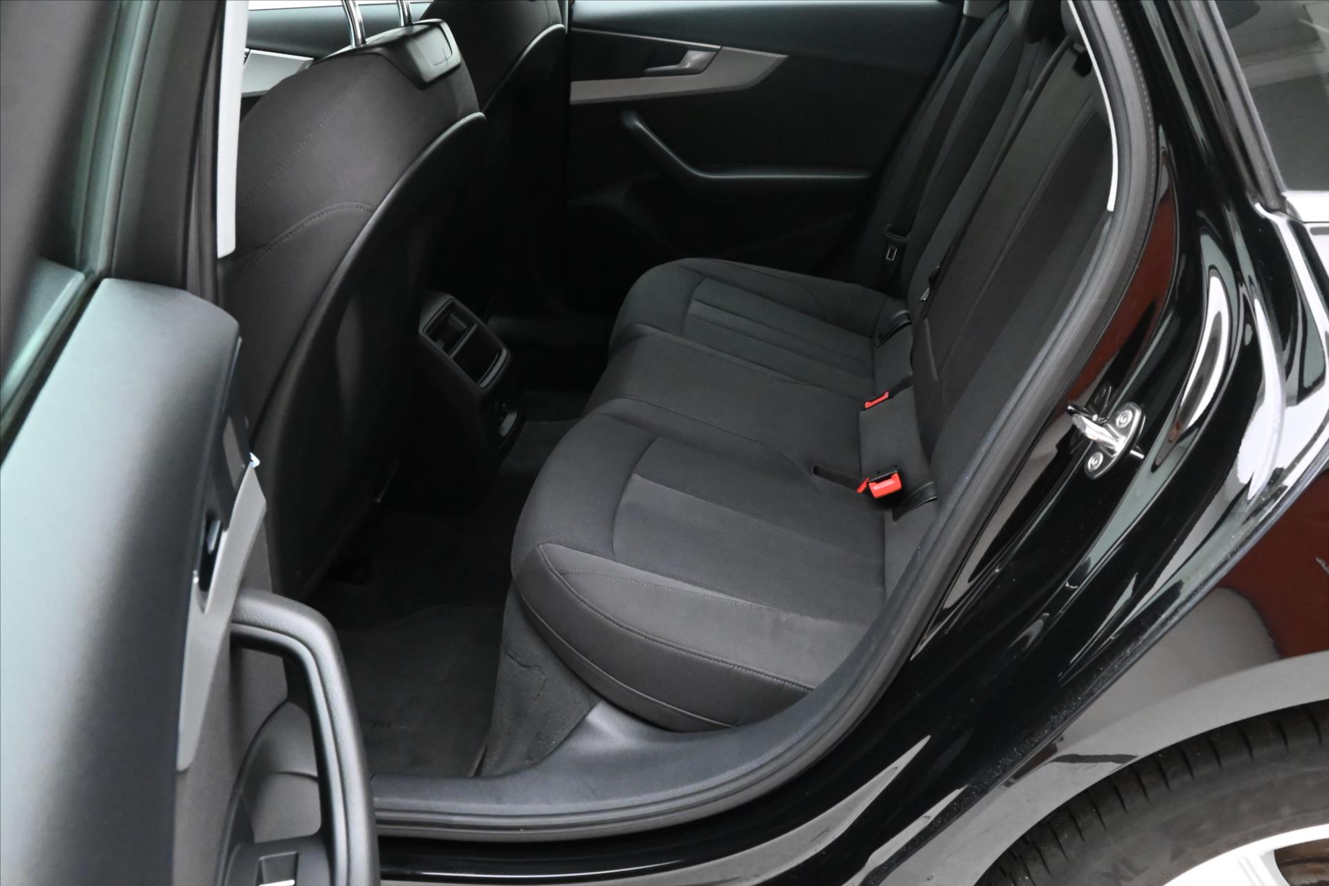 Hlavní fotografie vozu Audi A4 3,0 45TDI V6 170 kW Quattro Záruka až 5 let (13)