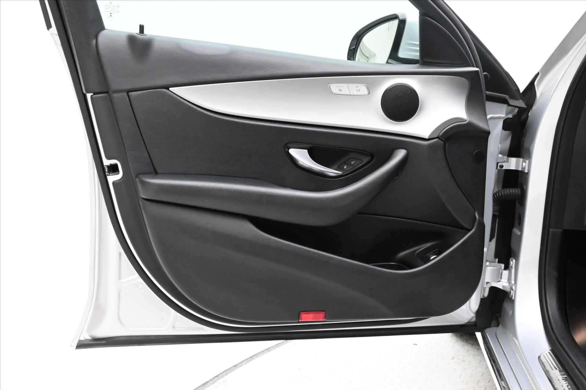 Hlavní fotografie vozu Mercedes-Benz Třídy E 2,0 220d 143 kW Avantgarde AT9 Záruka až 5 let (25)