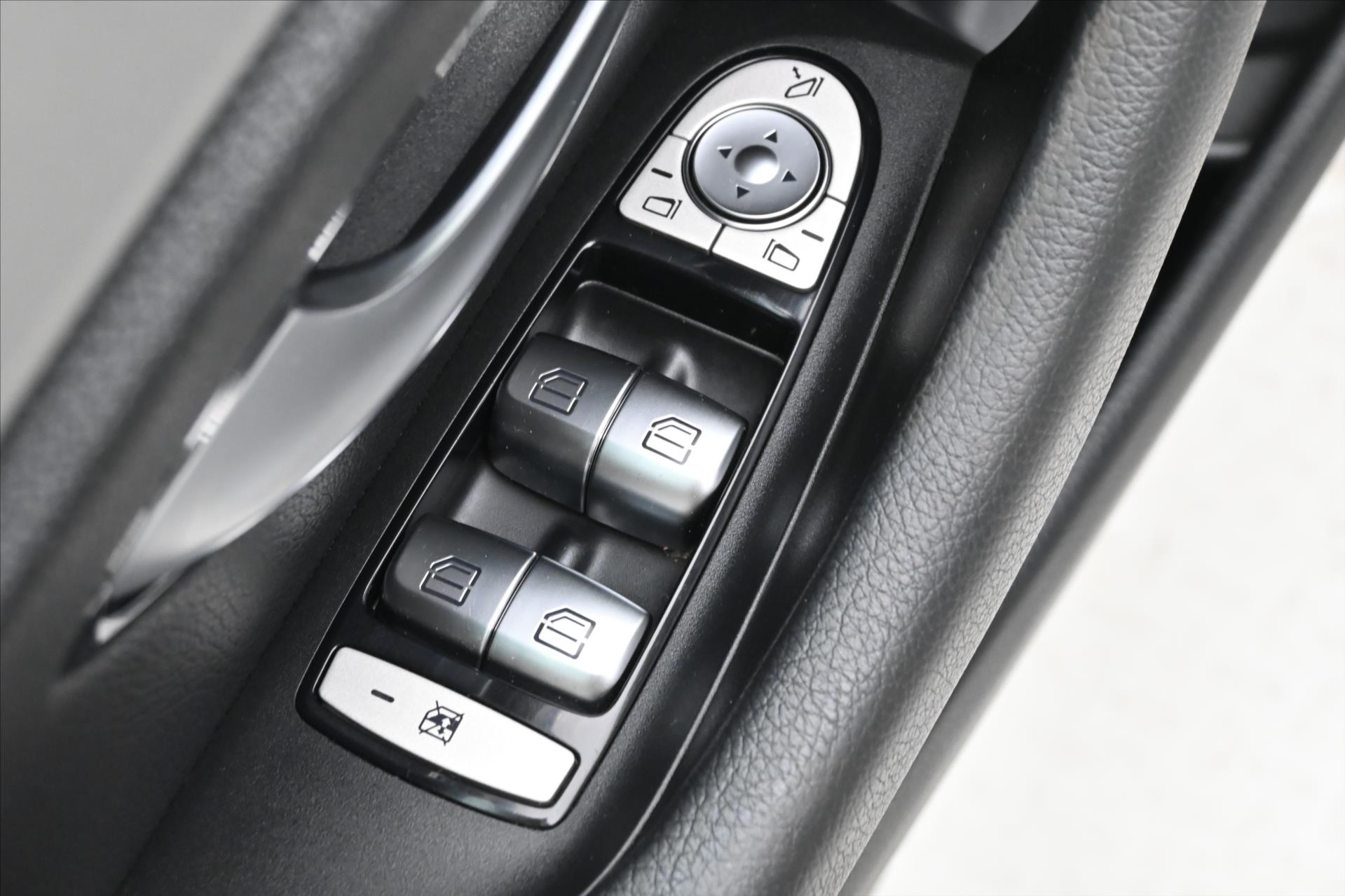 Hlavní fotografie vozu Mercedes-Benz Třídy E 2,0 220d 143 kW Avantgarde AT9 Záruka až 5 let (26)