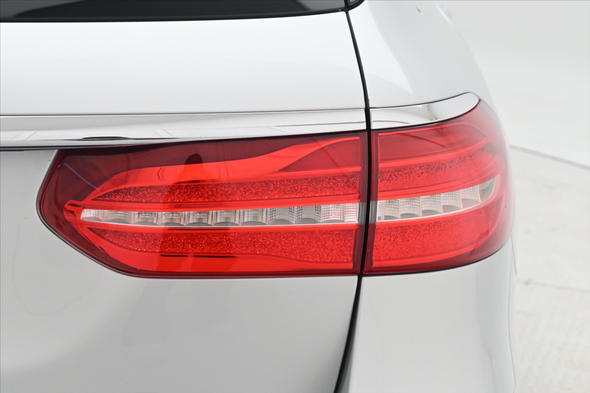 Hlavní fotografie vozu Mercedes-Benz Třídy E 2,0 220d 143 kW Avantgarde AT9 Záruka až 5 let (32)