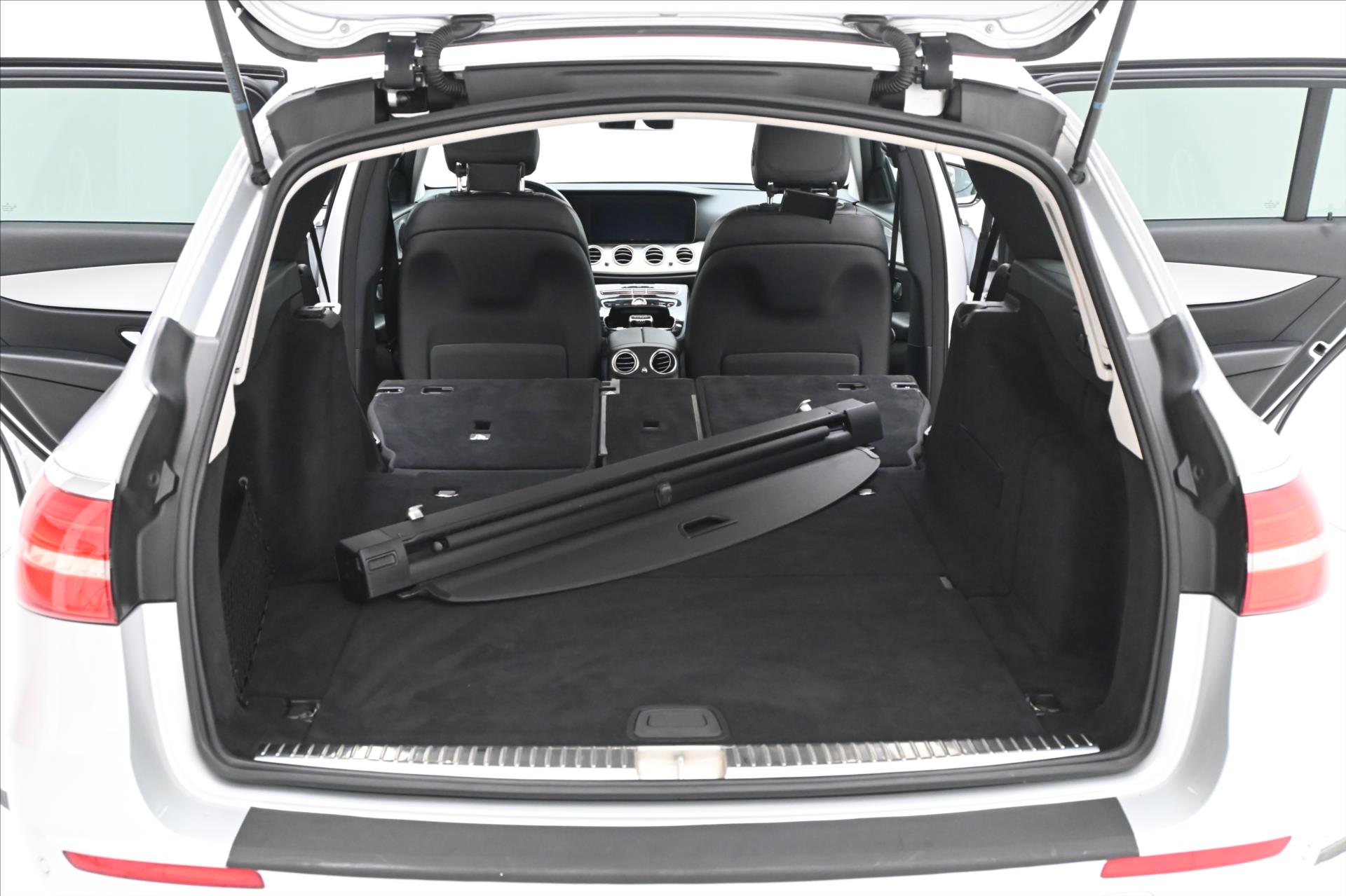 Hlavní fotografie vozu Mercedes-Benz Třídy E 2,0 220d 143kW Avantgarde AT9 Záruka až 5 let (10)