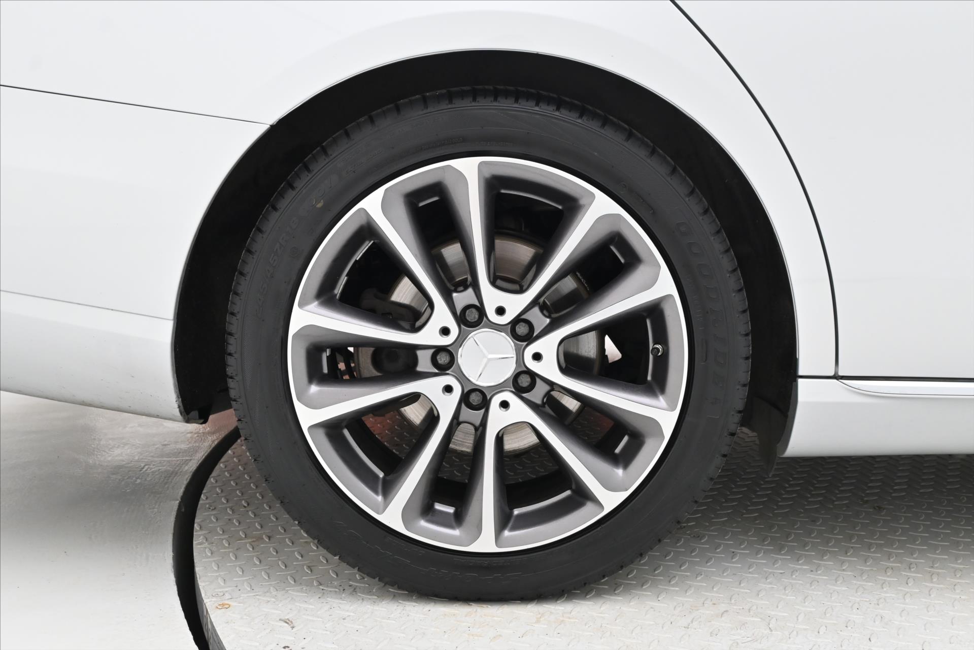 Hlavní fotografie vozu Mercedes-Benz Třídy E 2,0 220d 143kW Avantgarde AT9 Záruka až 5 let (32)