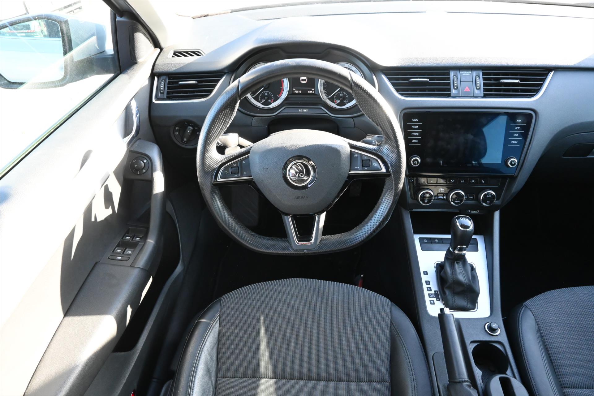 Hlavní fotografie vozu Škoda Octavia 1,5 TSI 110kW Business DSG VŮZ PŘIPRAVUJEME K PRODEJI (1)