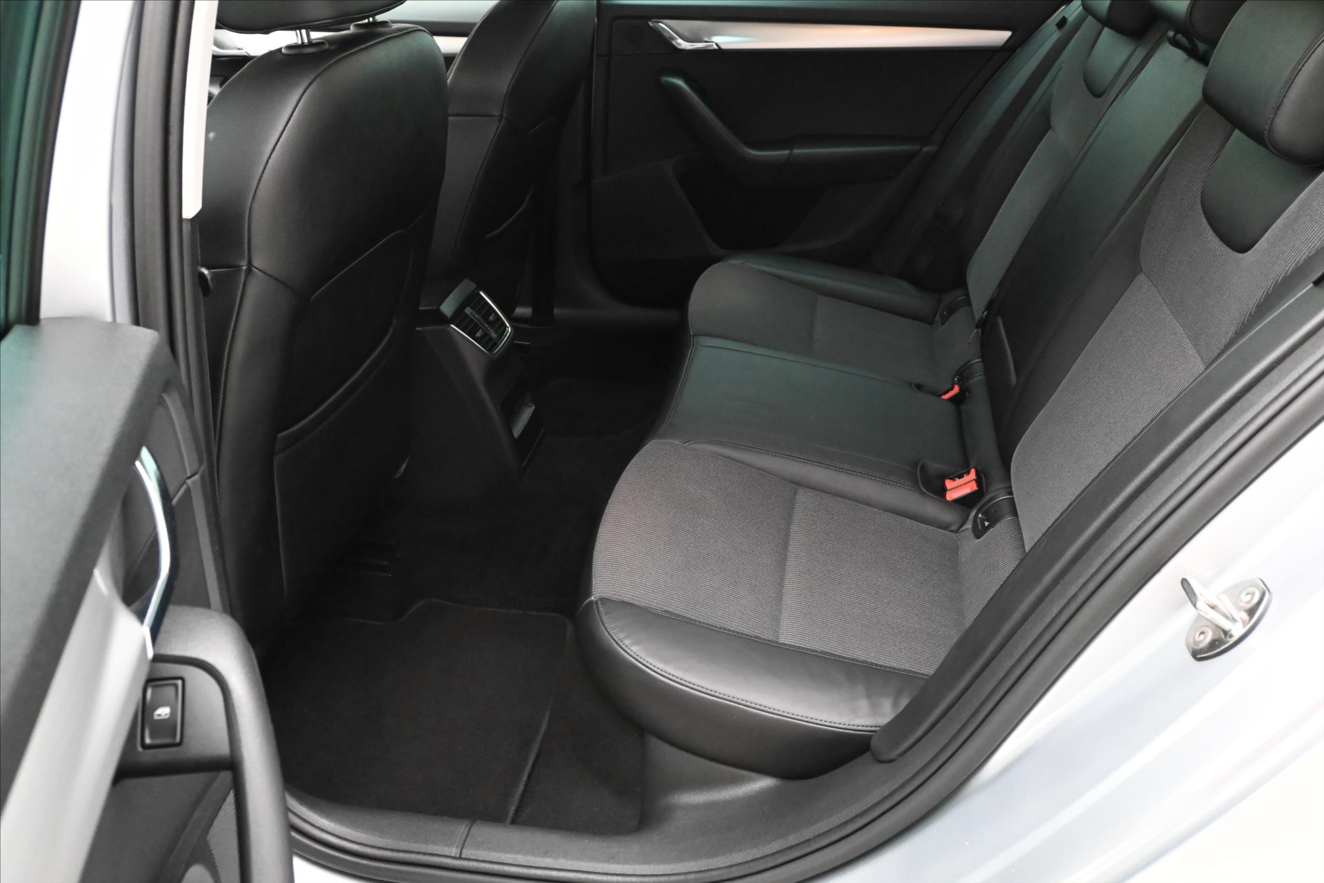 Hlavní fotografie vozu Škoda Octavia 1,5 TSI 110kW Business DSG Záruka až 5 let (13)