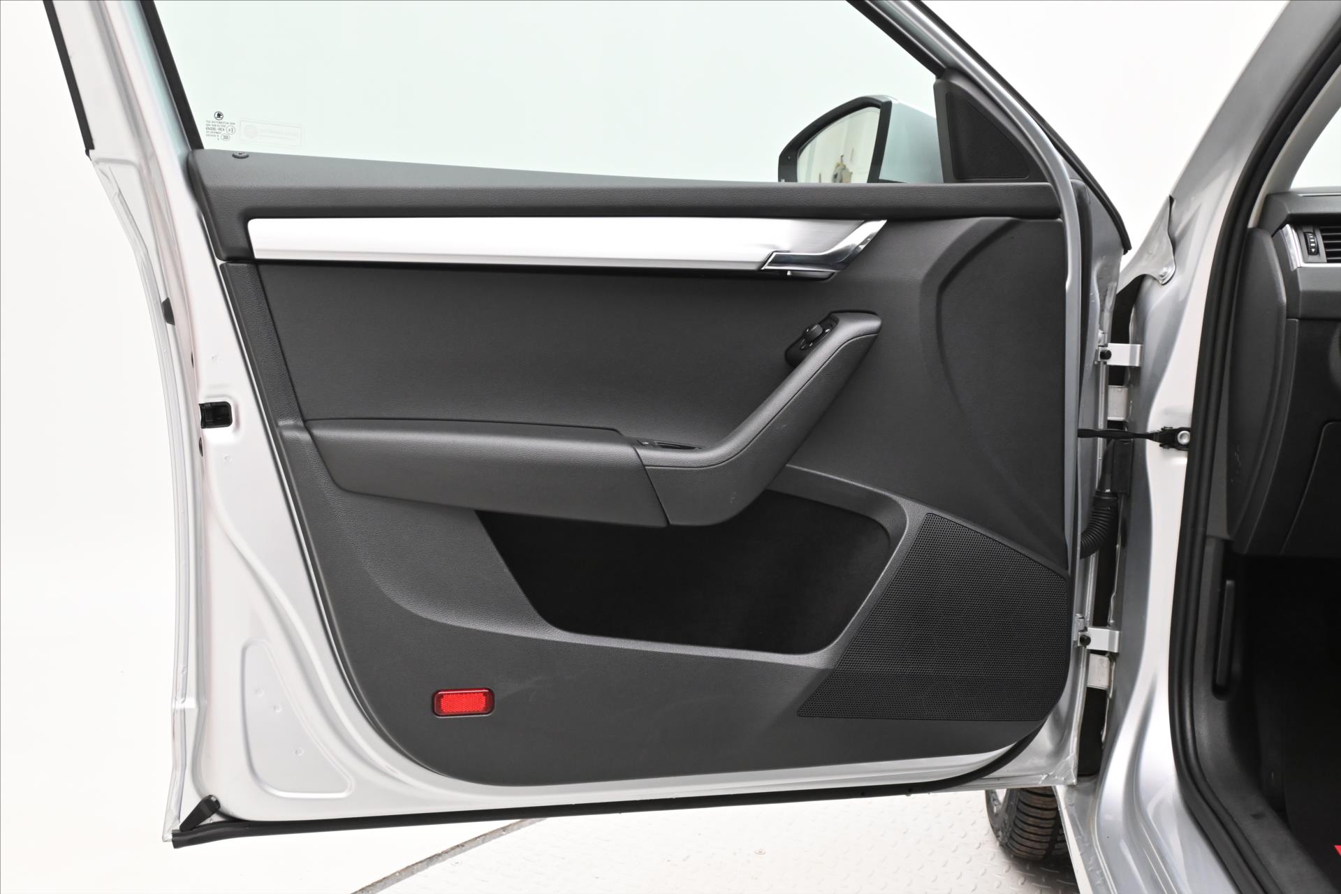 Hlavní fotografie vozu Škoda Octavia 1,5 TSI 110kW Business DSG Záruka až 5 let (22)