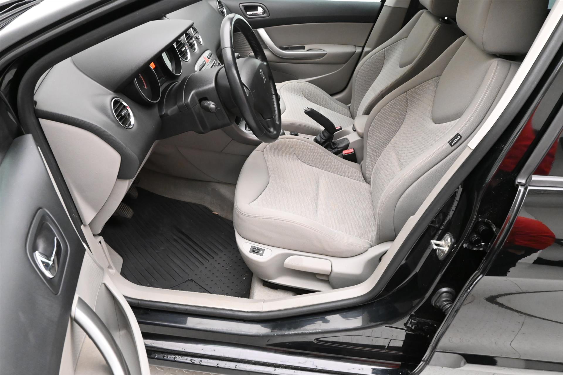 Hlavní fotografie vozu Peugeot 308 1,6 HDI 82 kW SW TAŽNÉ ZAŘÍZENÍ Záruka (12)