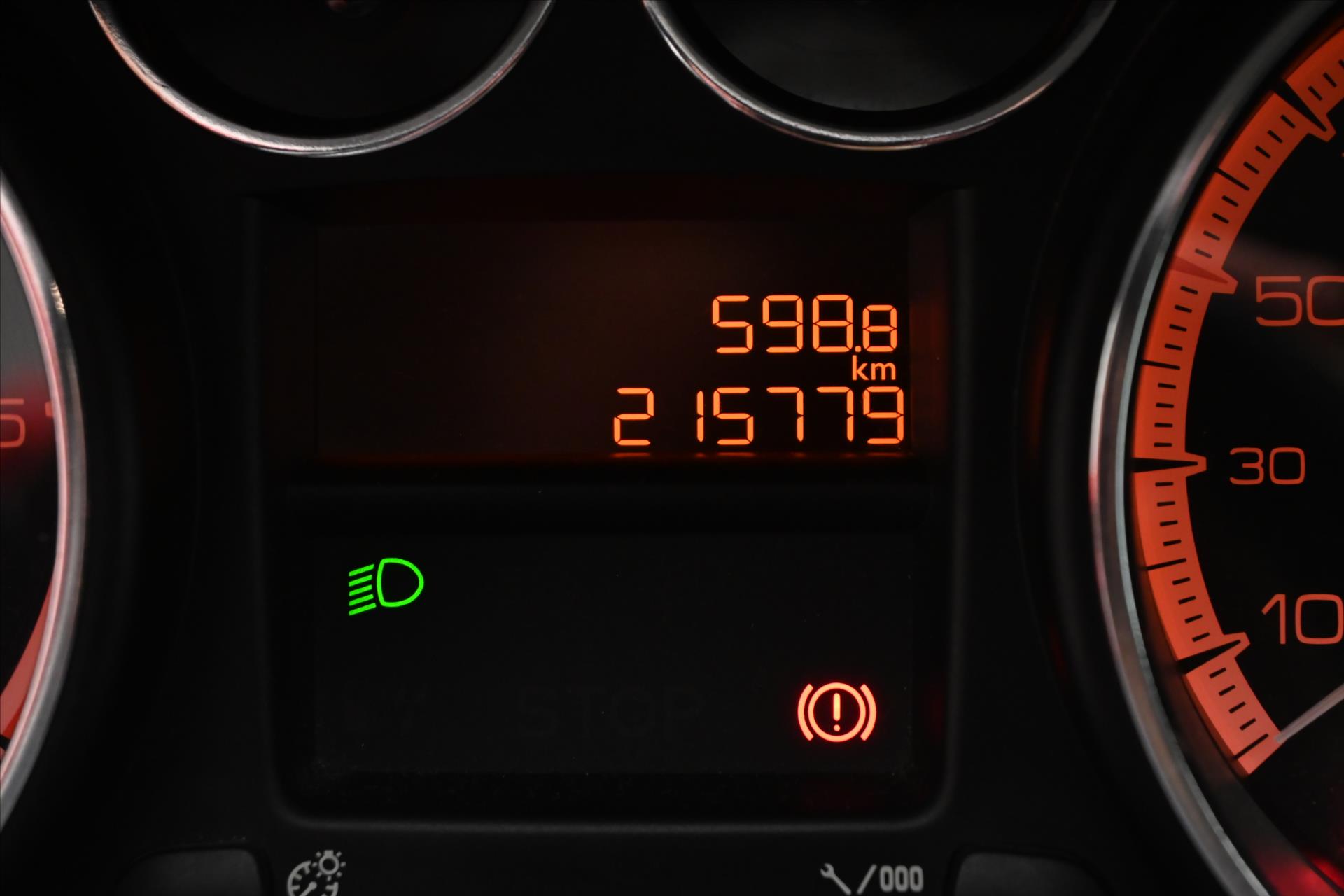 Hlavní fotografie vozu Peugeot 308 1,6 HDI 82 kW SW TAŽNÉ ZAŘÍZENÍ Záruka (16)