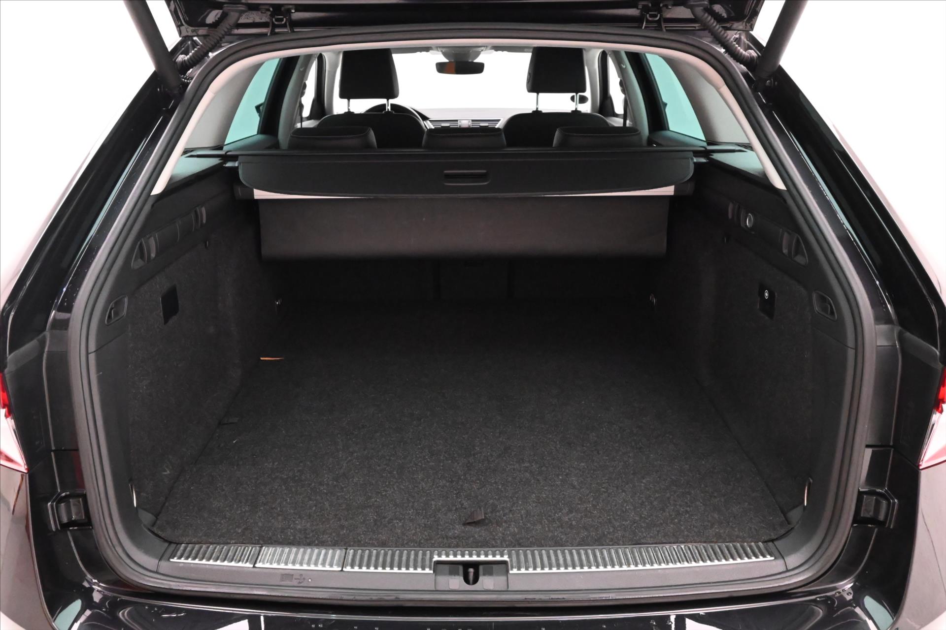 Hlavní fotografie vozu Škoda Superb 1,4 TSI iV 160kW DSG STYLE Záruka až 5 let (9)