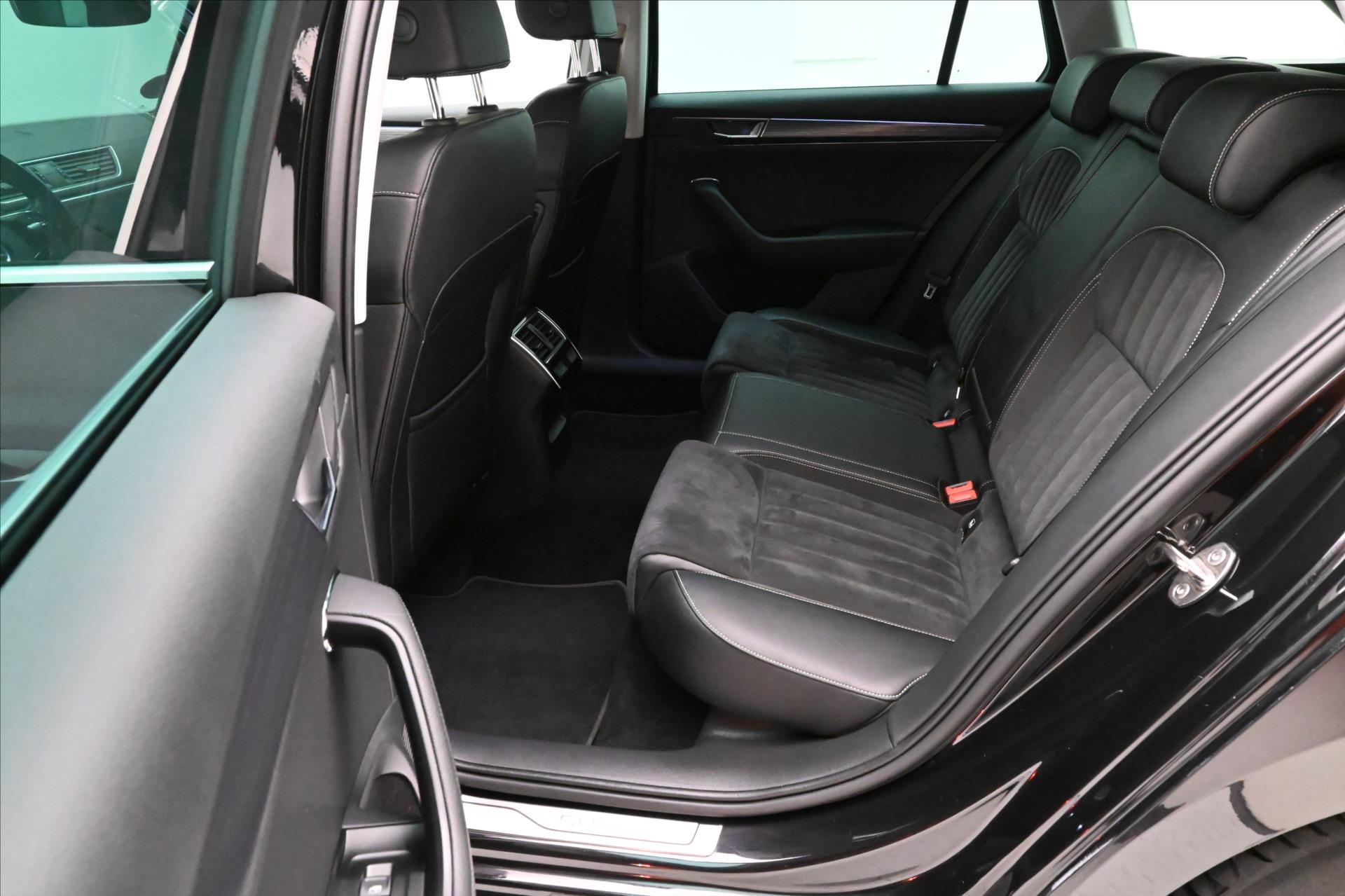 Hlavní fotografie vozu Škoda Superb 1,4 TSI iV 160kW DSG STYLE Záruka až 5 let (13)