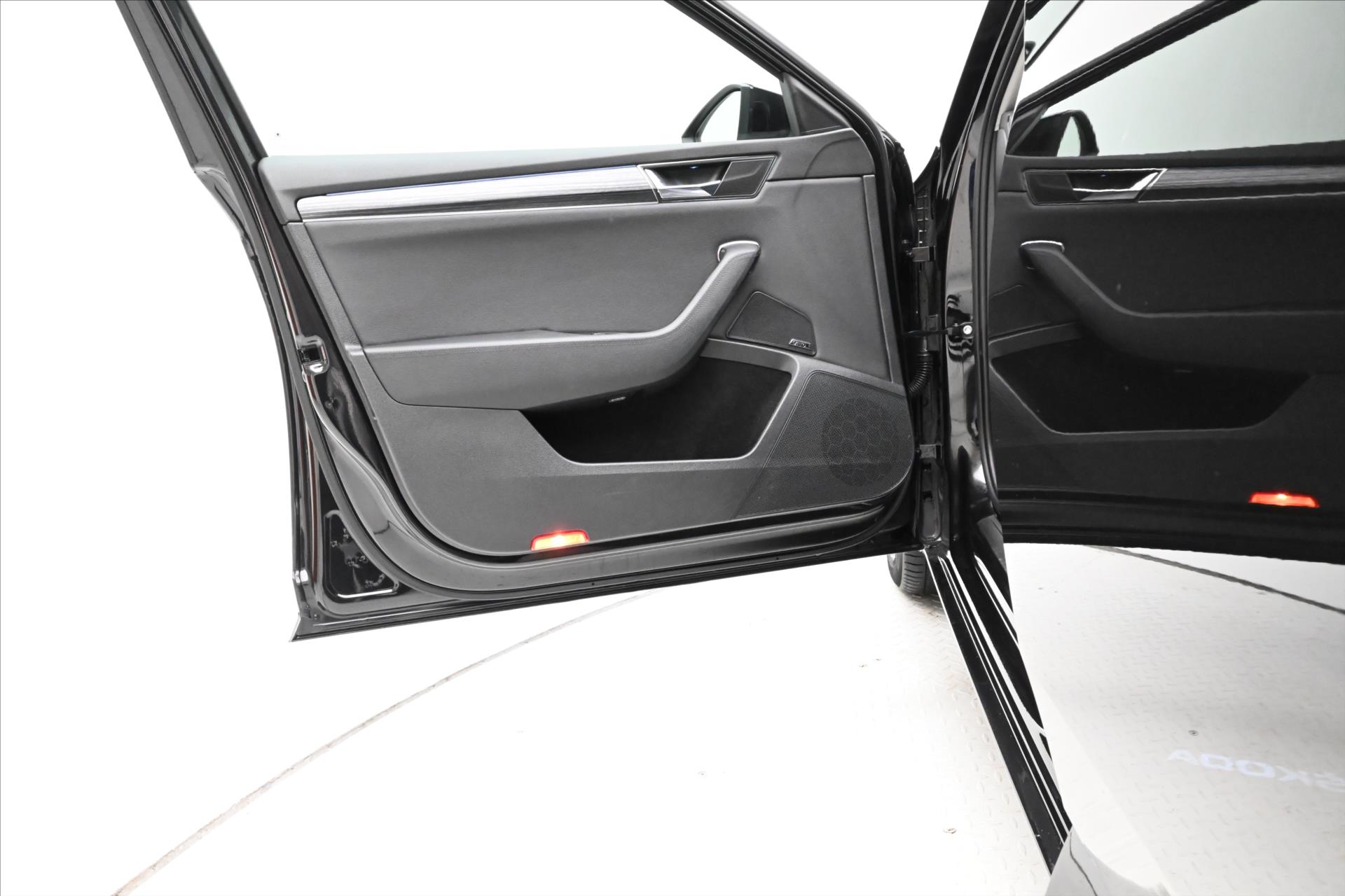 Hlavní fotografie vozu Škoda Superb 1,4 TSI iV 160kW DSG STYLE Záruka až 5 let (23)