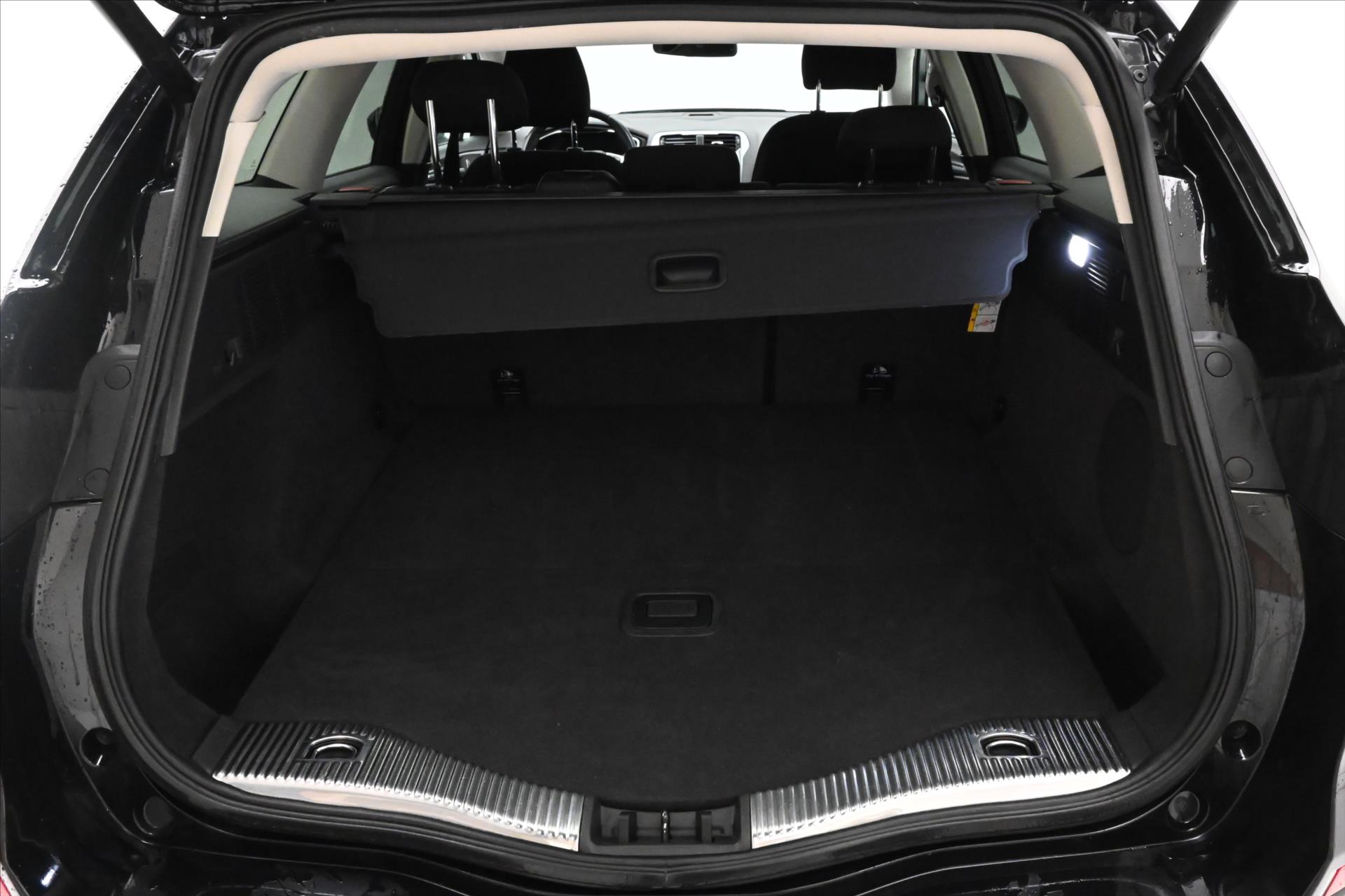 Hlavní fotografie vozu Ford Mondeo 2,0 EcoBlue 140 kW AT8 Titanium Záruka až 5 let (10)