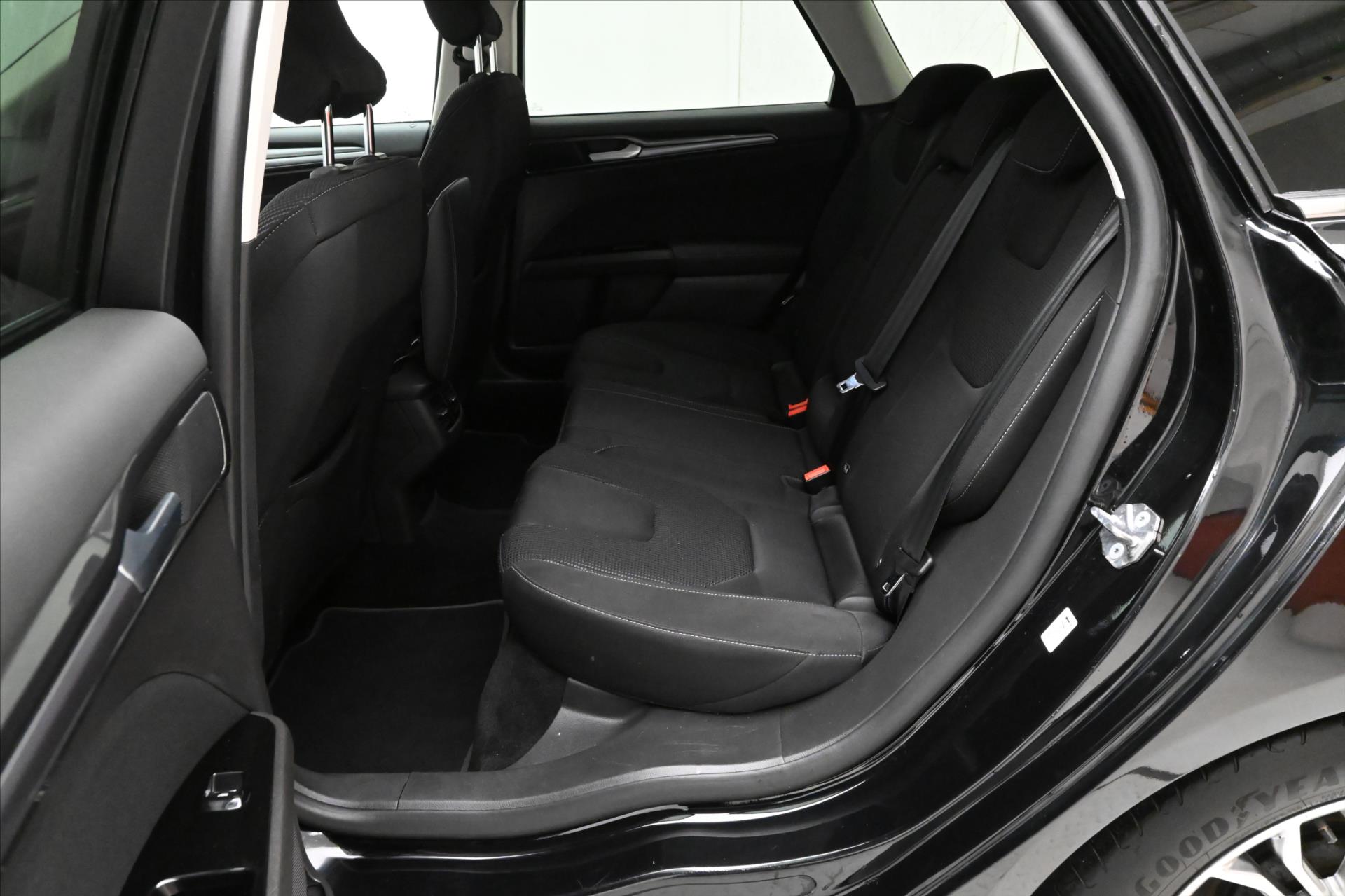 Hlavní fotografie vozu Ford Mondeo 2,0 EcoBlue 140 kW AT8 Titanium Záruka až 5 let (14)