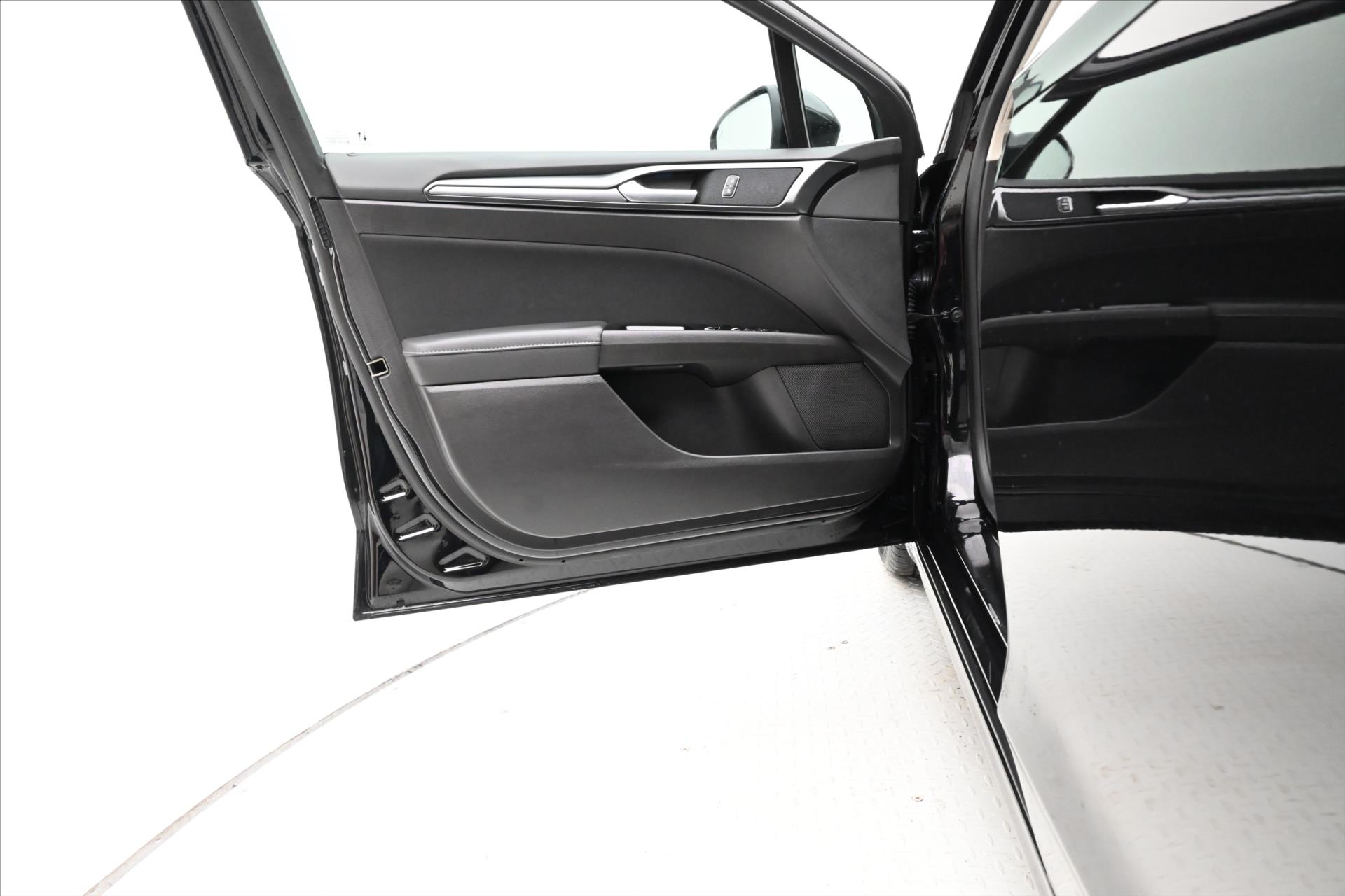 Hlavní fotografie vozu Ford Mondeo 2,0 EcoBlue 140 kW AT8 Titanium Záruka až 5 let (22)