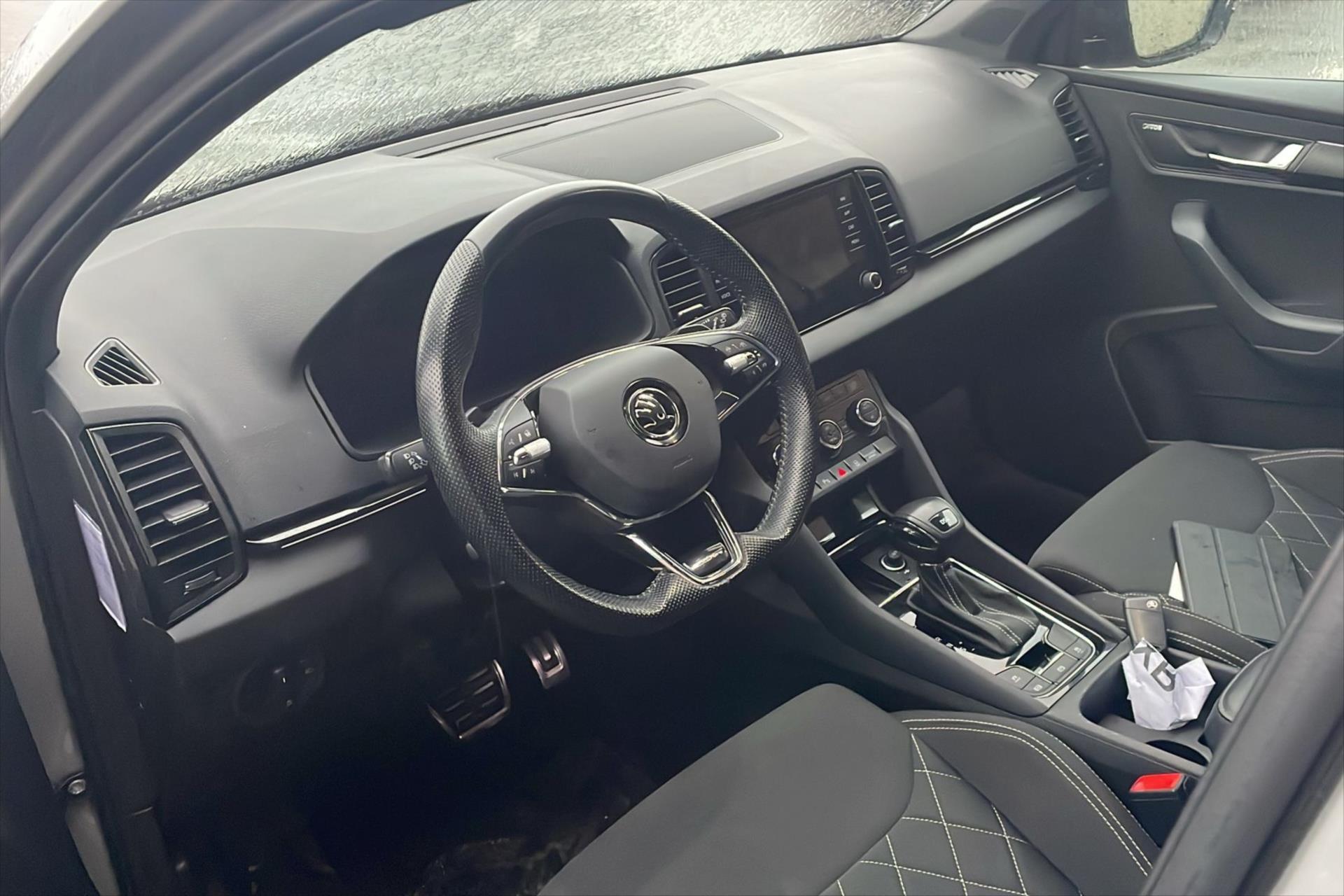 Hlavní fotografie vozu Škoda Karoq 1,5 TSI 110KW DSG SPORTLINE VŮZ PŘIPRAVUJEME K PRODEJI (1)