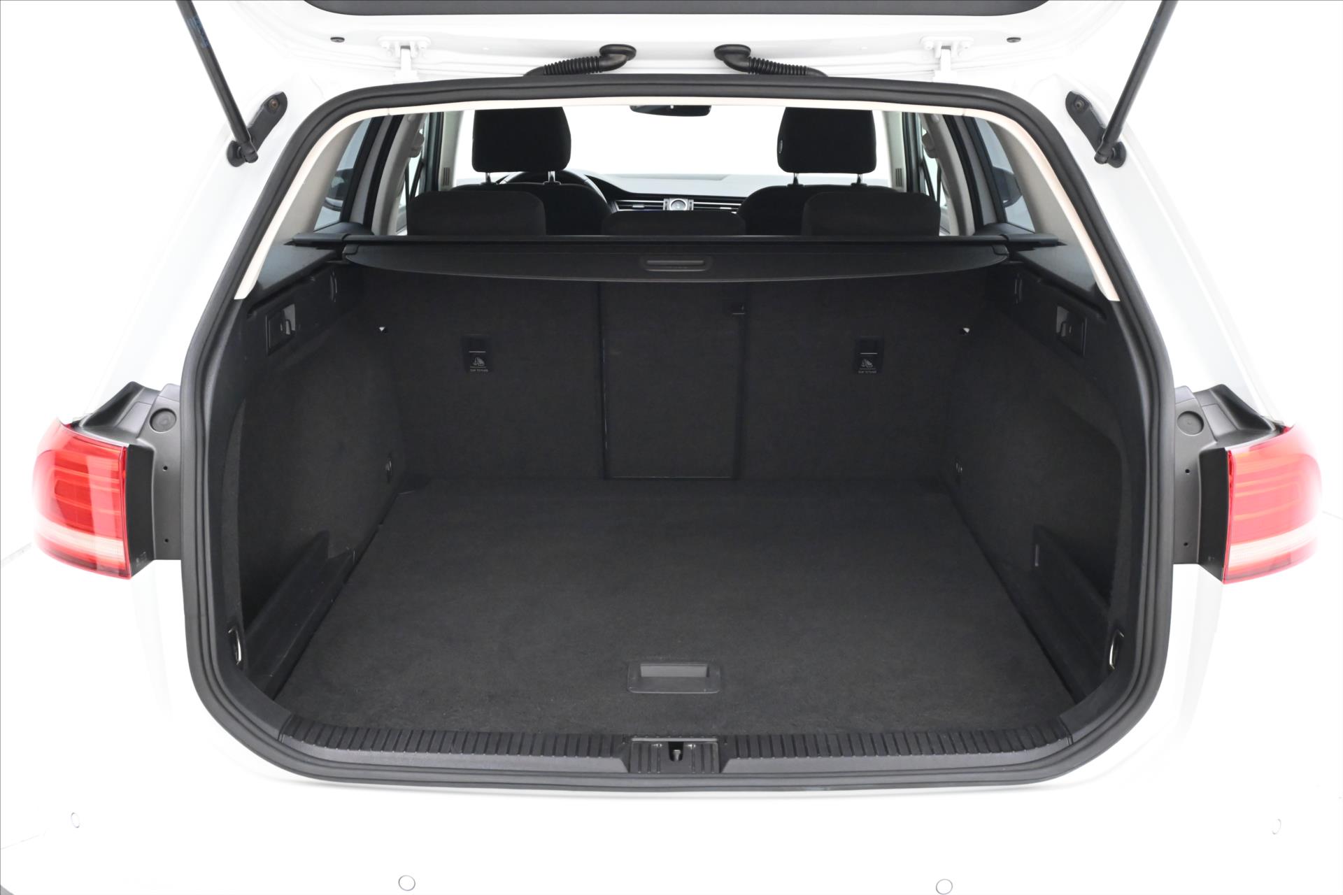 Main photo of the car Volkswagen Passat 1.6 TDI 88 kW Navi LED Warranty (10)