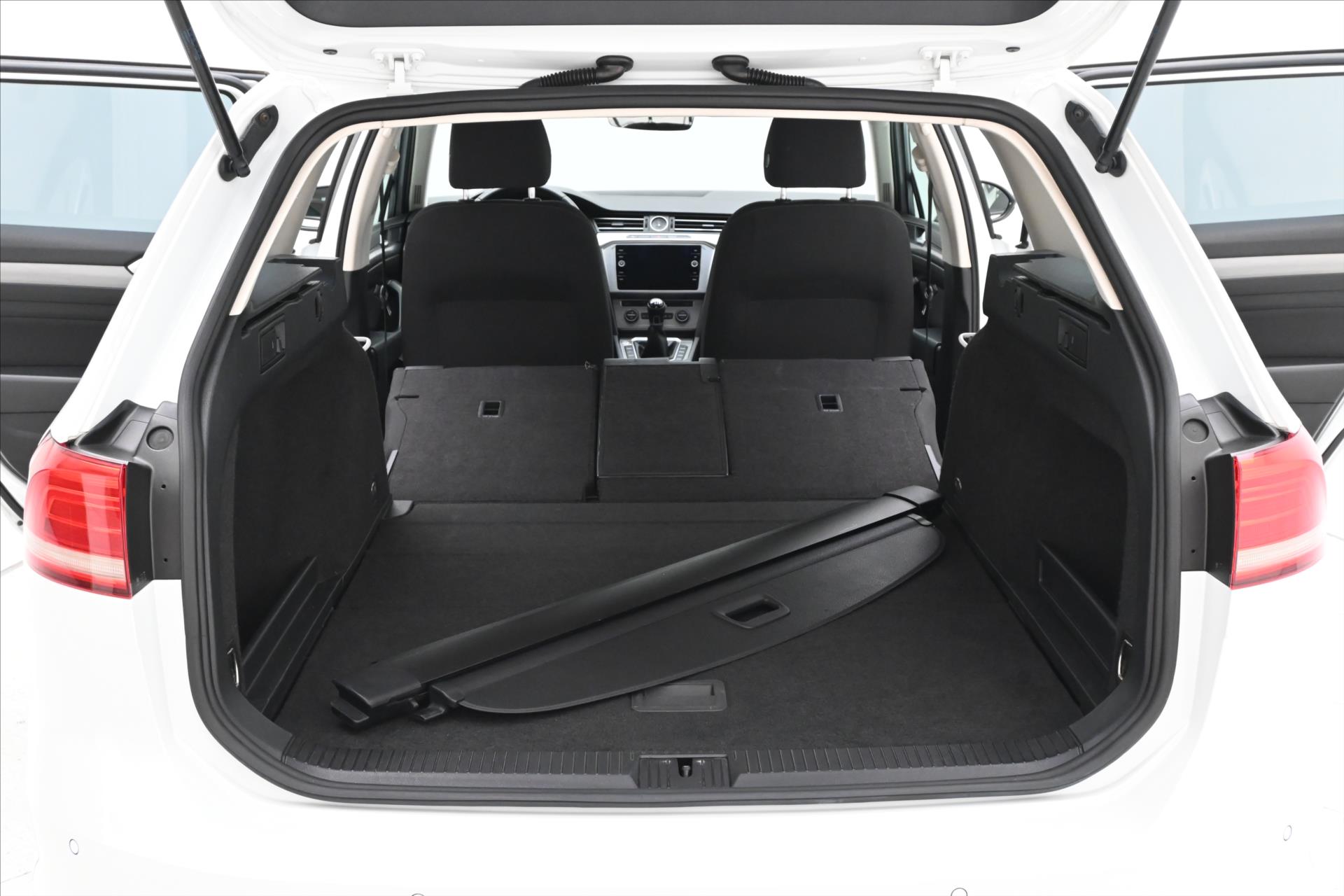 Hlavní fotografie vozu Volkswagen Passat 1,6 TDi 88kW NAVI LED Záruka (10)