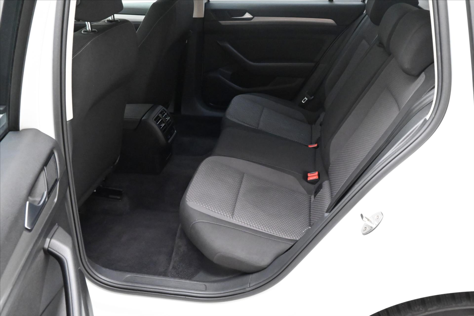 Hlavní fotografie vozu Volkswagen Passat 1,6 TDi 88kW NAVI LED Záruka (13)