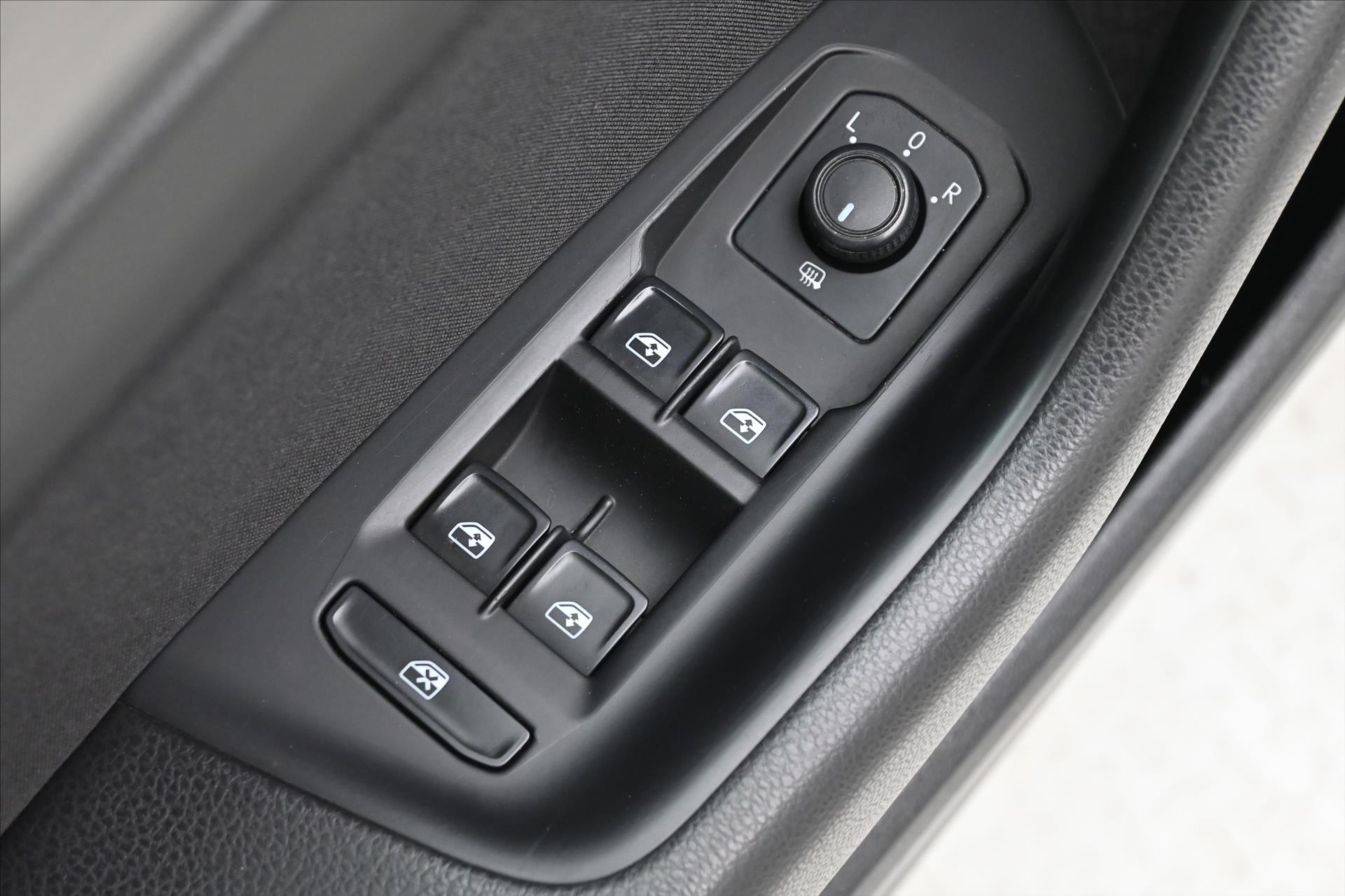 Hlavní fotografie vozu Volkswagen Passat 1,6 TDi 88kW NAVI LED Záruka (24)