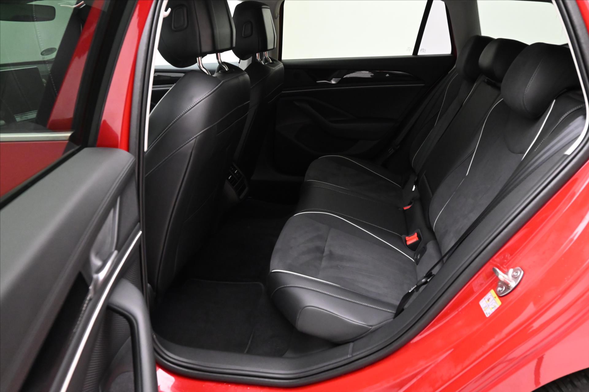 Hlavní fotografie vozu Volkswagen Passat 2,0 TDI 110 kW DSG Business Záruka až 5 let (14)