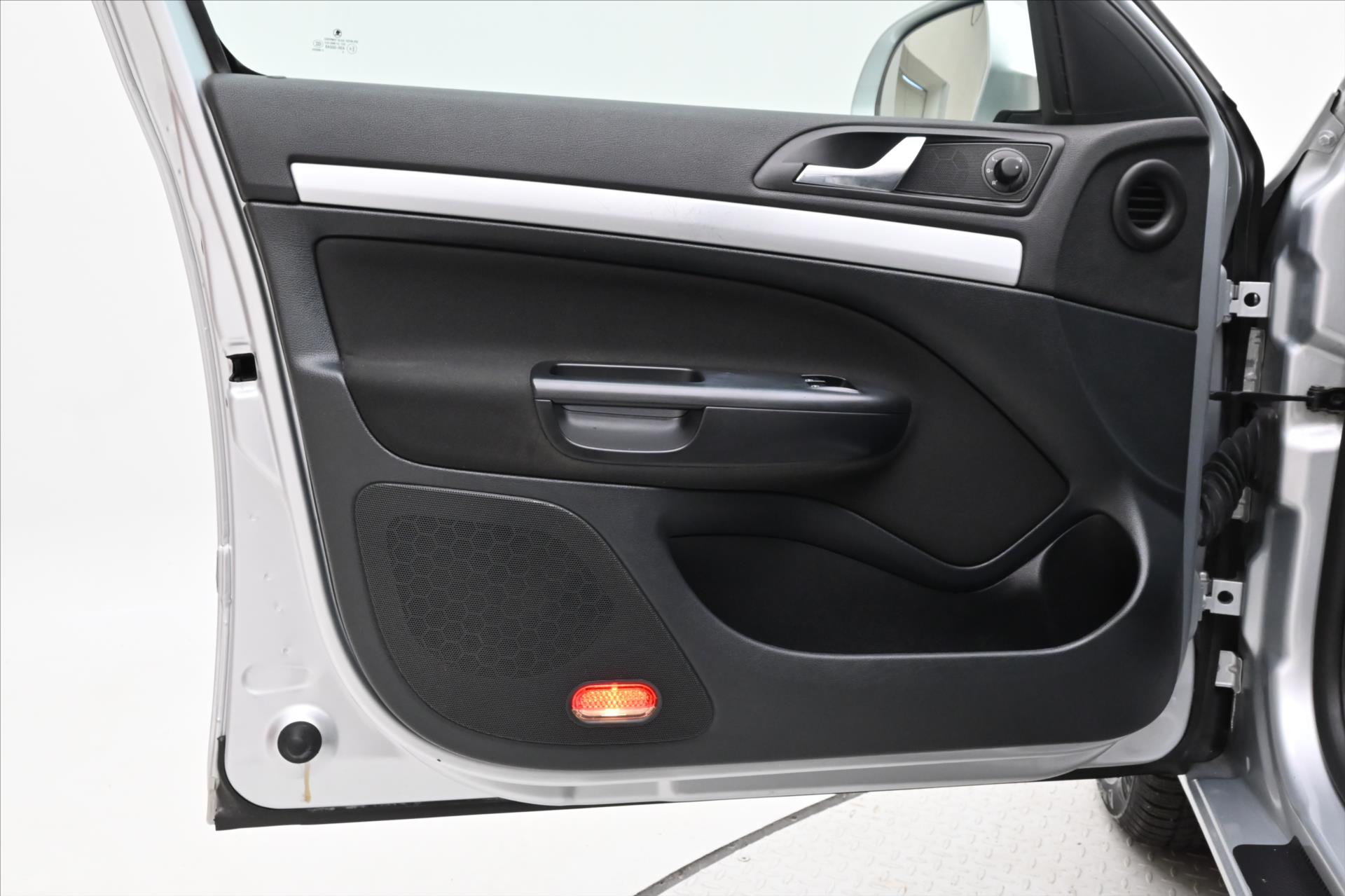 Hlavní fotografie vozu Škoda Octavia 1,6 TDI 77 kW AMBIENTE Tažné zařízení (21)