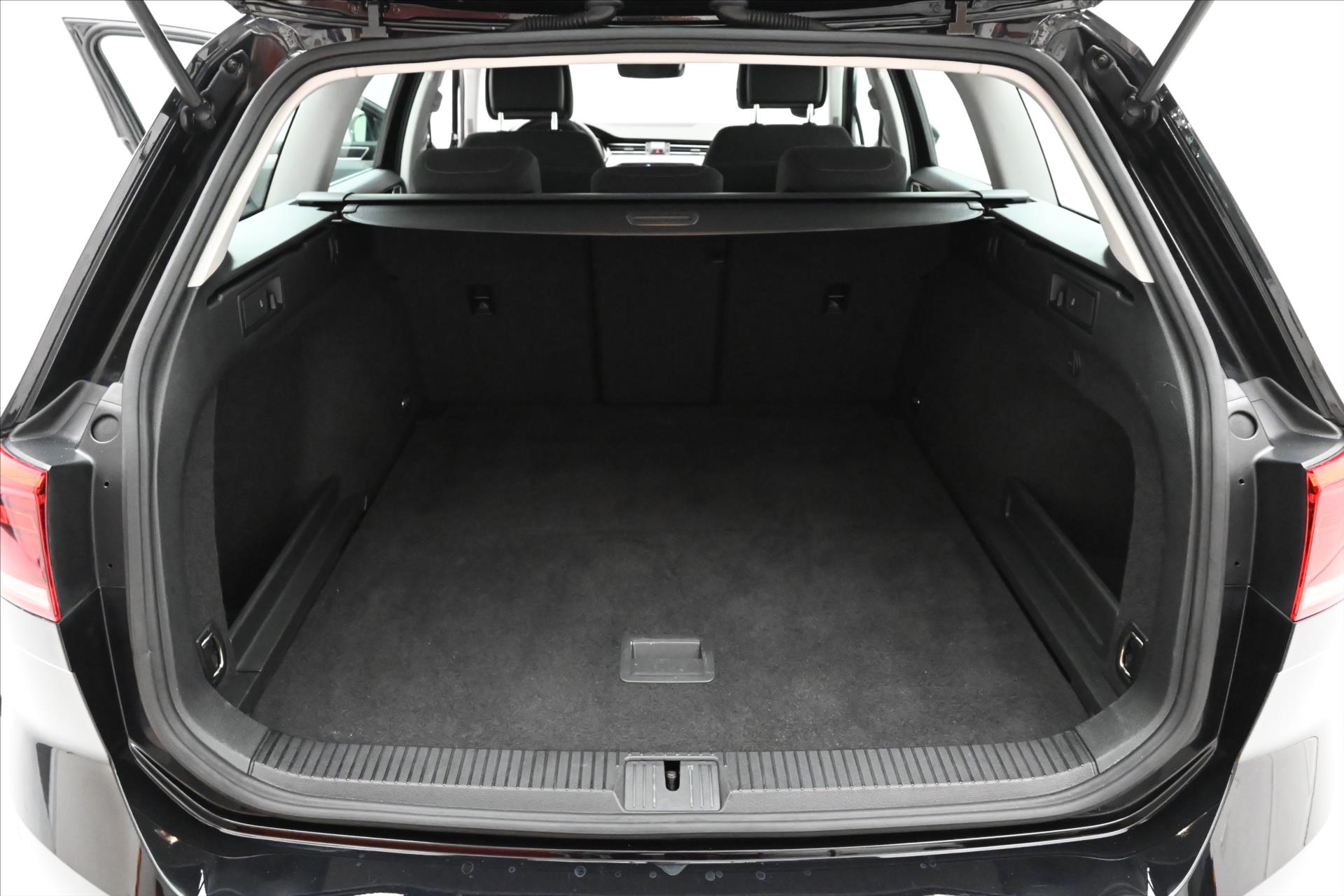 Hlavní fotografie vozu Volkswagen Passat 2,0 TDI 110kW DSG BUSINESS Záruka až 5 let (9)