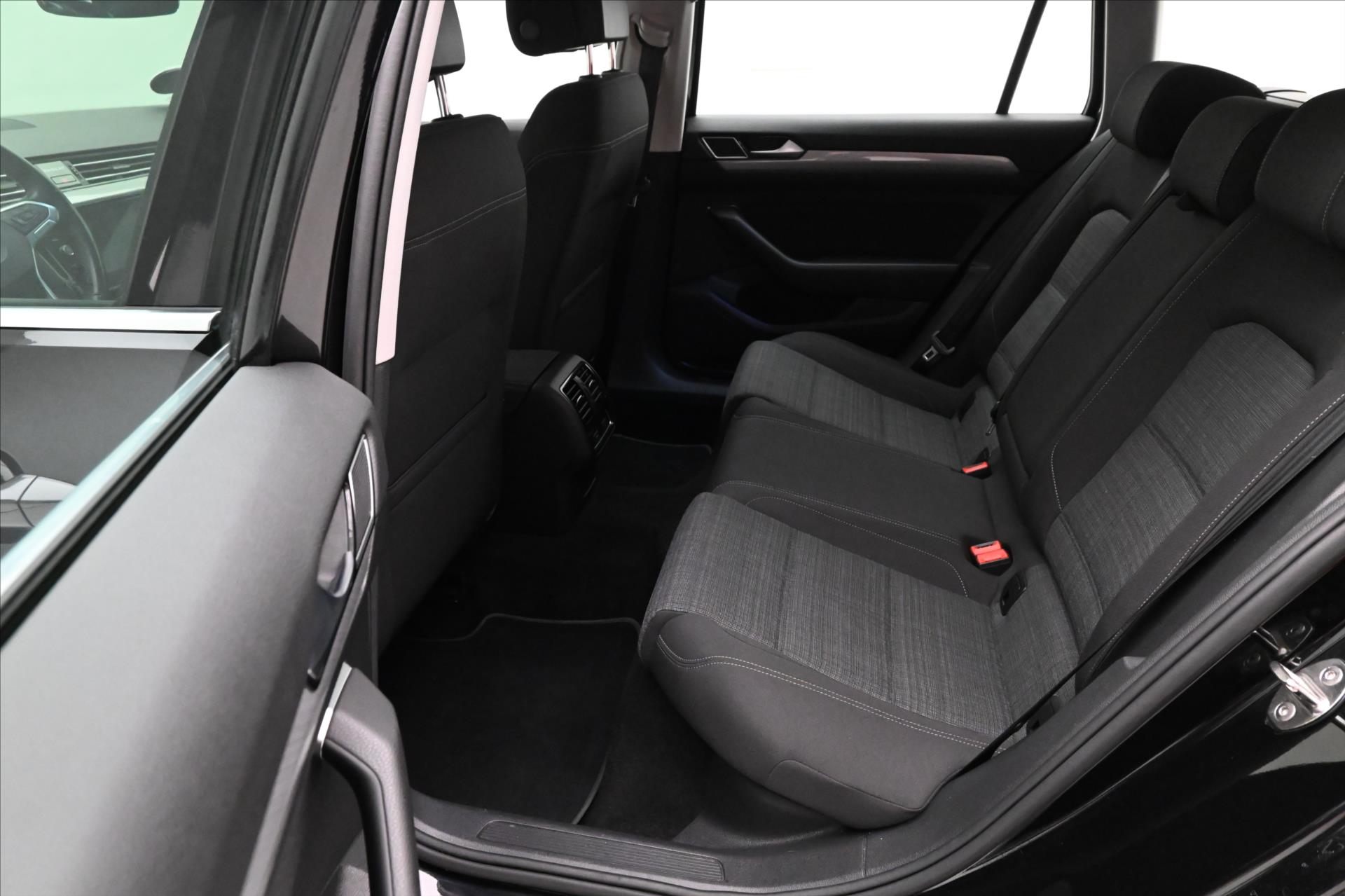 Hlavní fotografie vozu Volkswagen Passat 2,0 TDI 110kW DSG BUSINESS Záruka až 5 let (13)