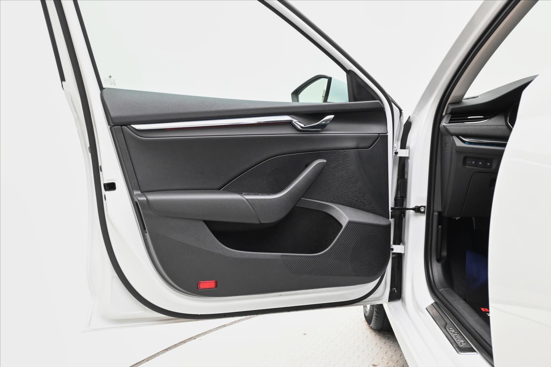 Hlavní fotografie vozu Škoda Octavia 2,0 TDI 110 kW DSG Style Záruka až 5 let (24)