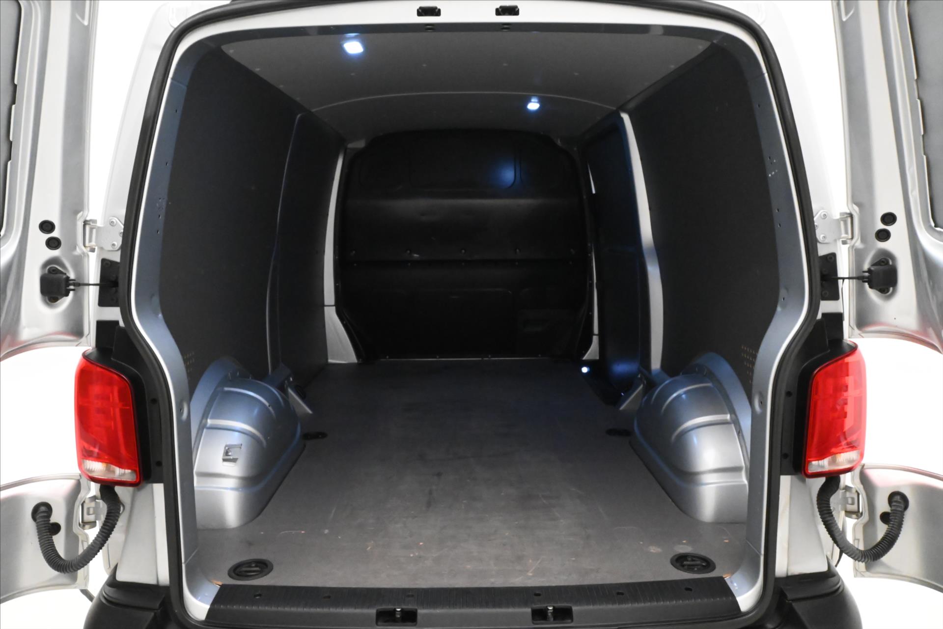 Hlavní fotografie vozu Volkswagen Transporter 2,0 TDI 110kW LONG TAŽNÉ ZAŘÍZENÍ Záruka až 5 let (9)