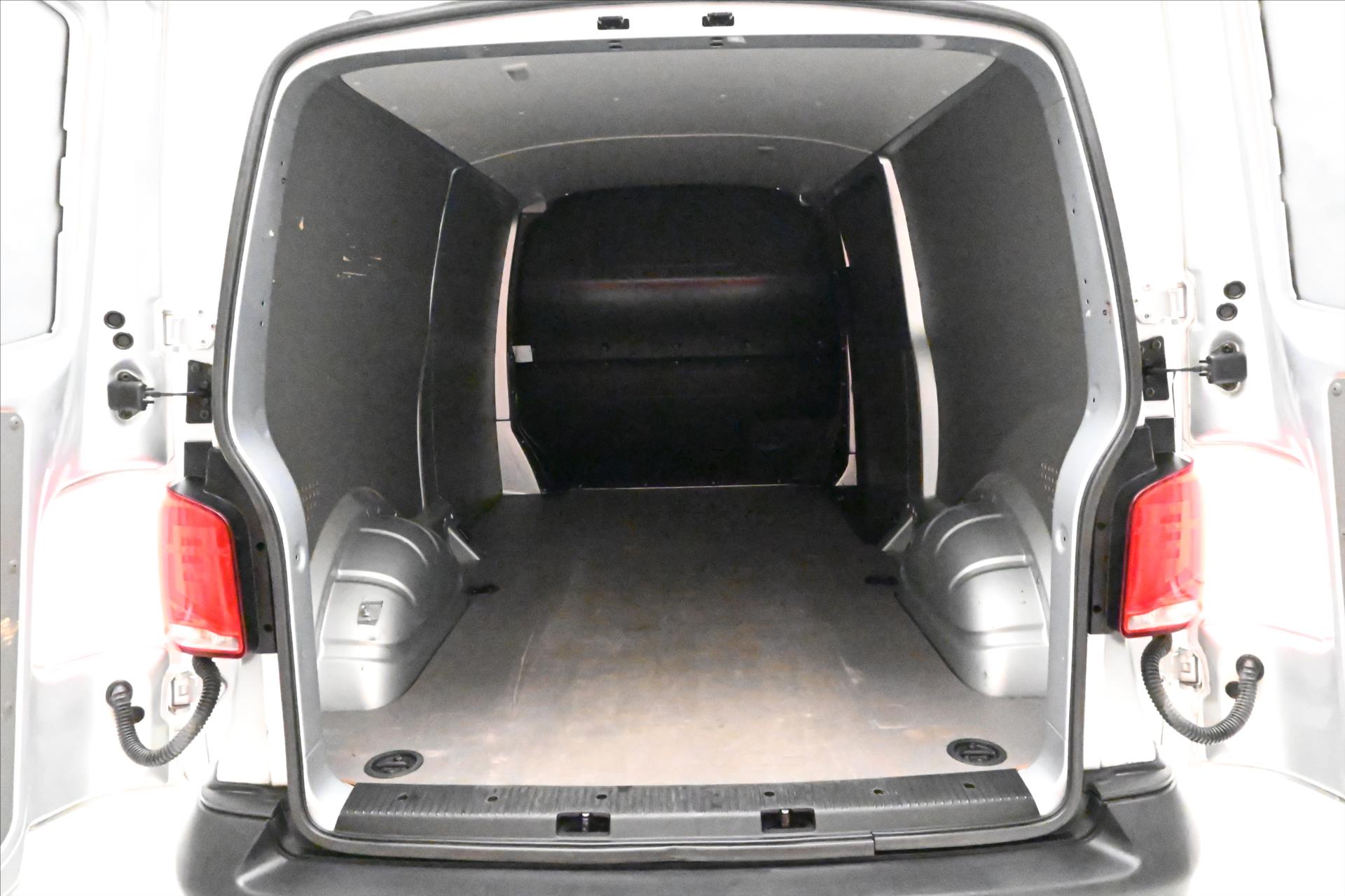 Hlavní fotografie vozu Volkswagen Transporter 2,0 TDI 110kW LONG TAŽNÉ ZAŘÍZENÍ Záruka až 5 let (9)