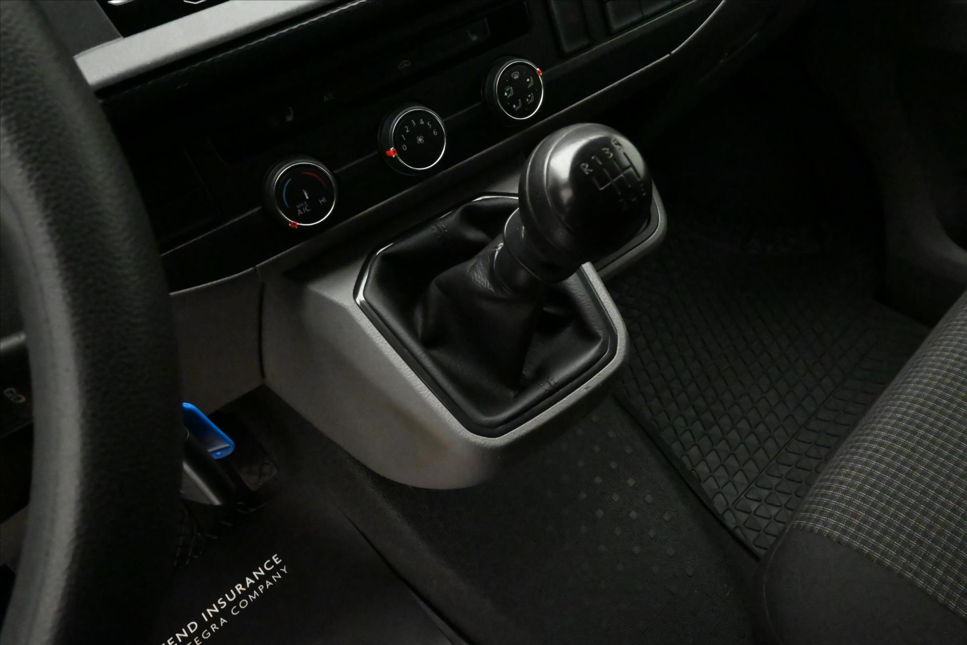 Hlavní fotografie vozu Volkswagen Transporter 2,0 TDI 110kW LONG TAŽNÉ ZAŘÍZENÍ Záruka až 5 let (17)