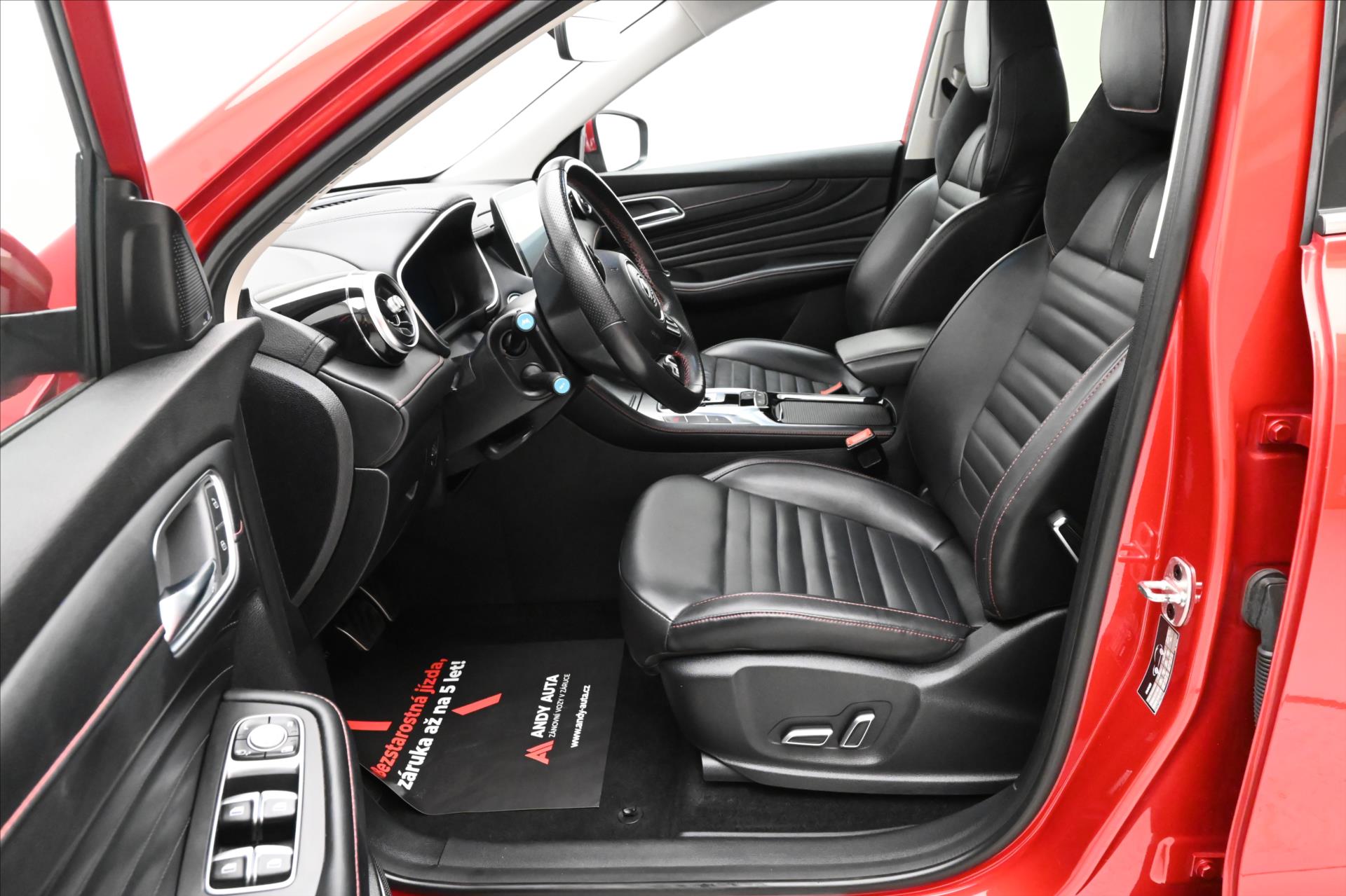 Hlavní fotografie vozu MG eHS 1,5 TGI Plug-in Hybrid 119 kW Panorama Záruka až 5 let (13)