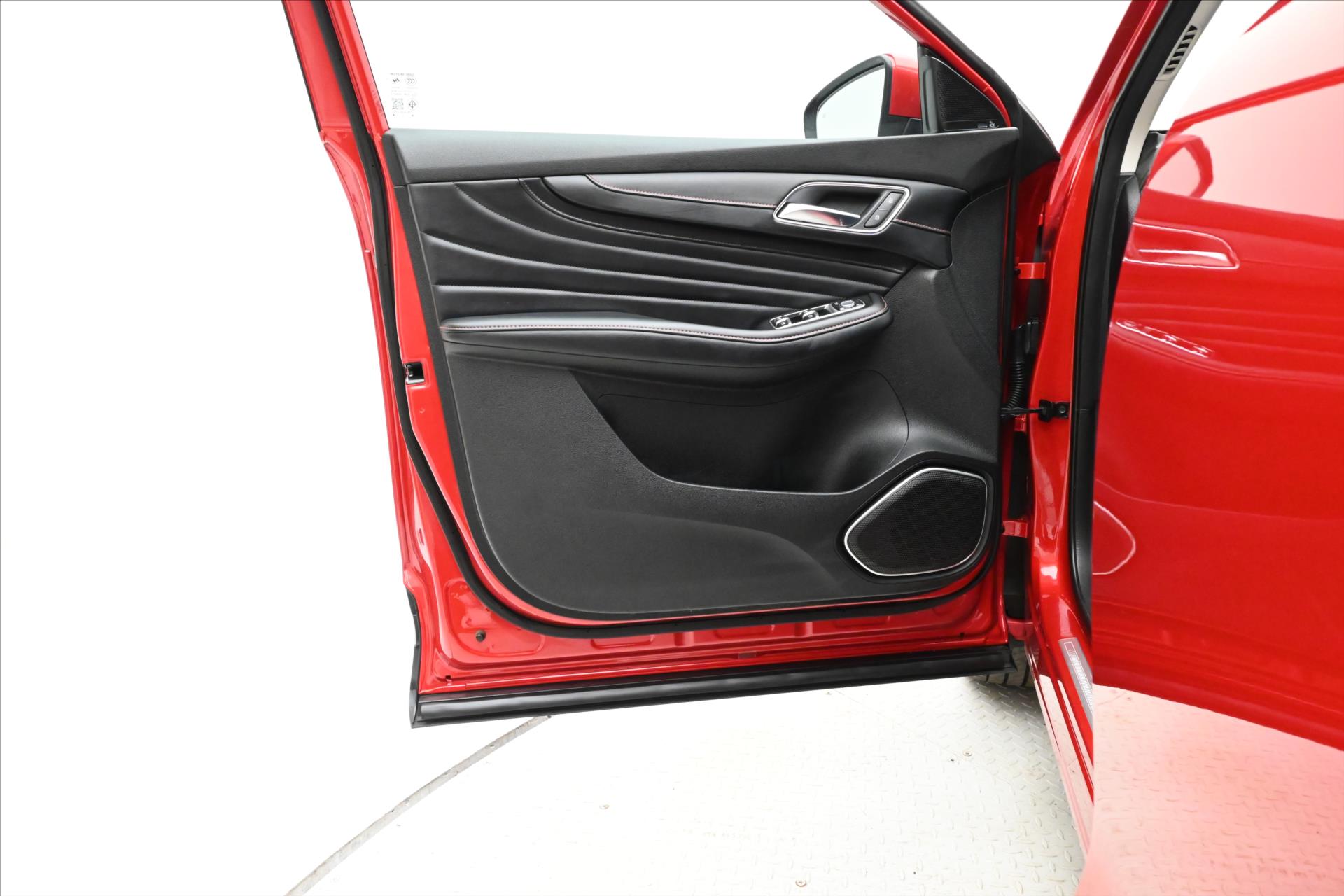 Hlavní fotografie vozu MG eHS 1,5 TGI Plug-in Hybrid 119 kW Panorama Záruka až 5 let (23)