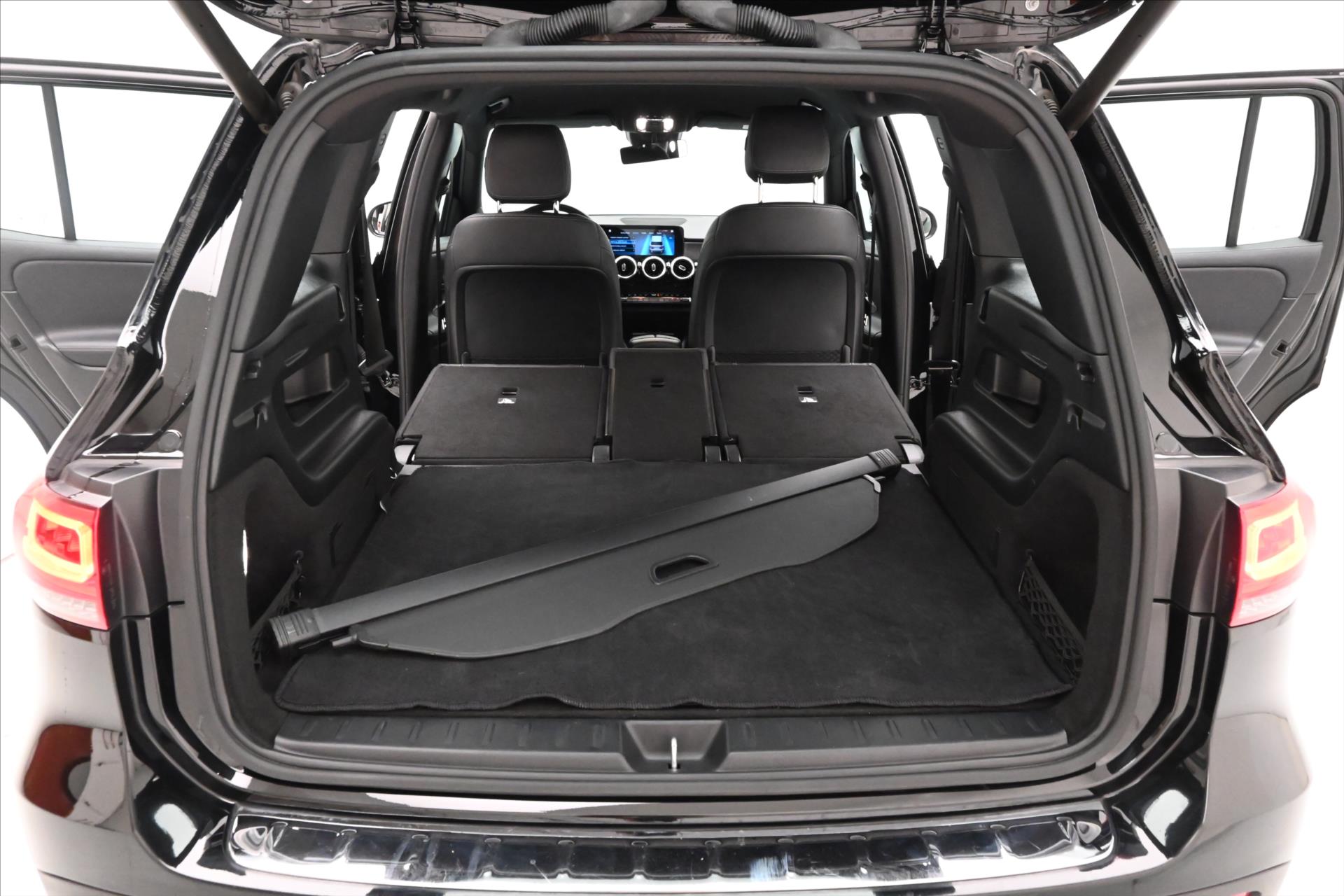 Main photo of the car Mercedes-Benz GLB 2.0 220d 140 kW 4Matic Warranty up to 5 years (11)