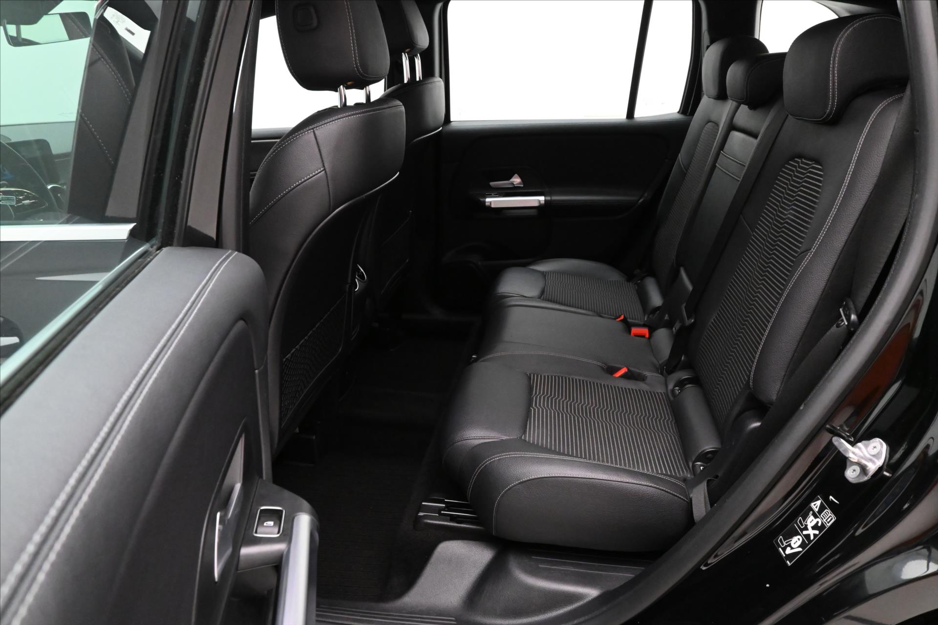 Main photo of the car Mercedes-Benz GLB 2.0 220d 140 kW 4Matic Warranty up to 5 years (14)