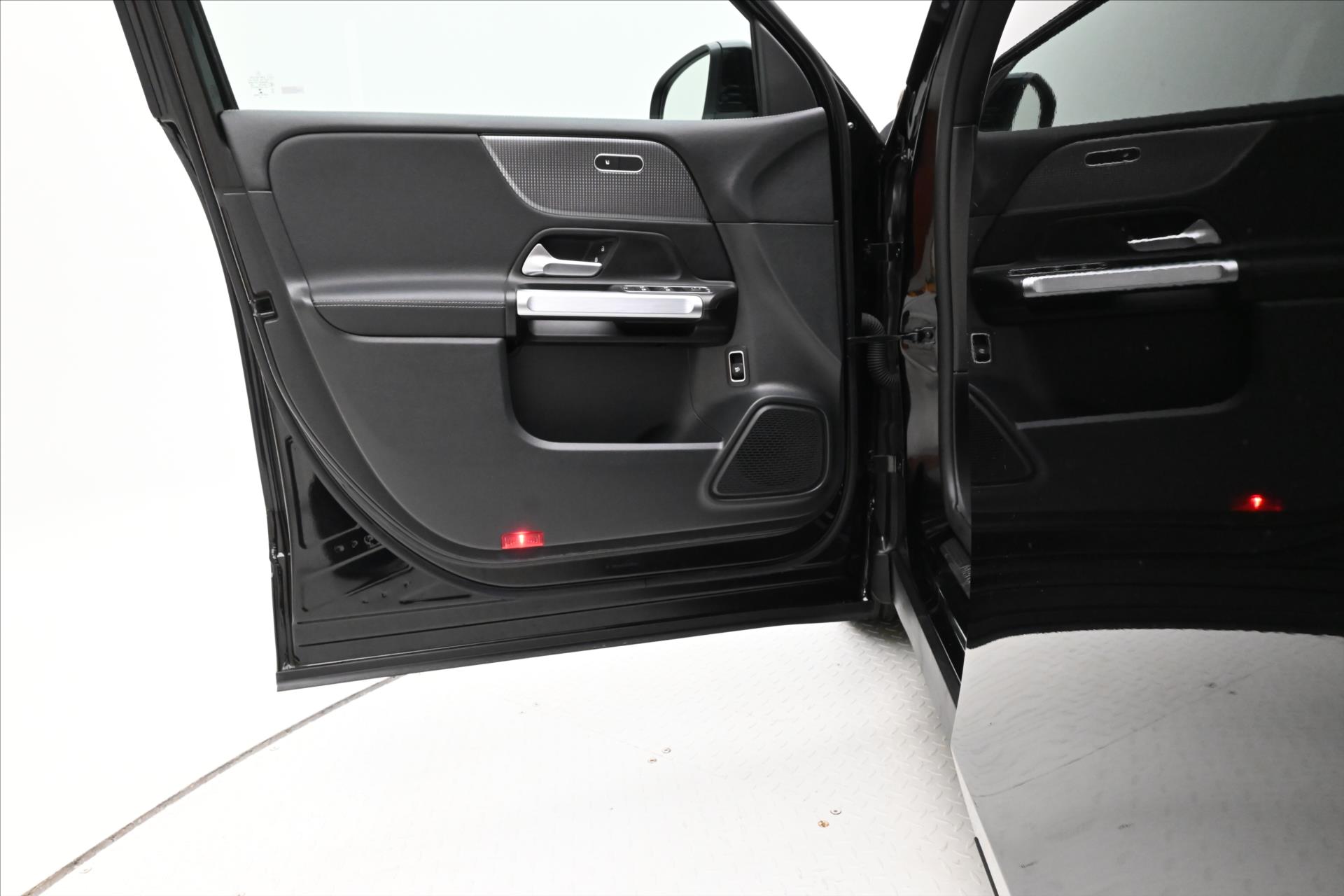 Main photo of the car Mercedes-Benz GLB 2.0 220d 140 kW 4Matic Warranty up to 5 years (23)