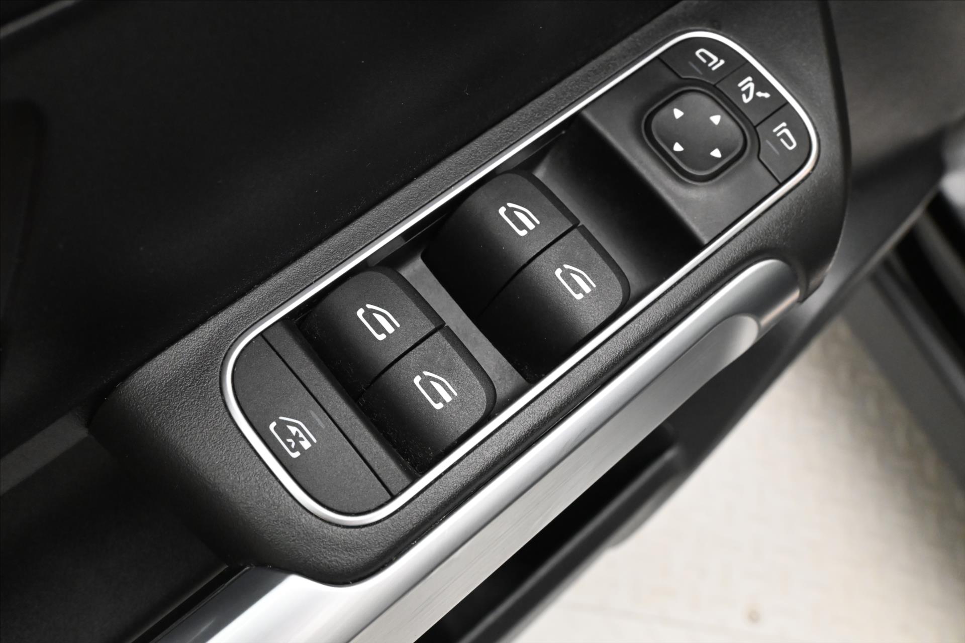 Main photo of the car Mercedes-Benz GLB 2.0 220d 140 kW 4Matic Warranty up to 5 years (24)