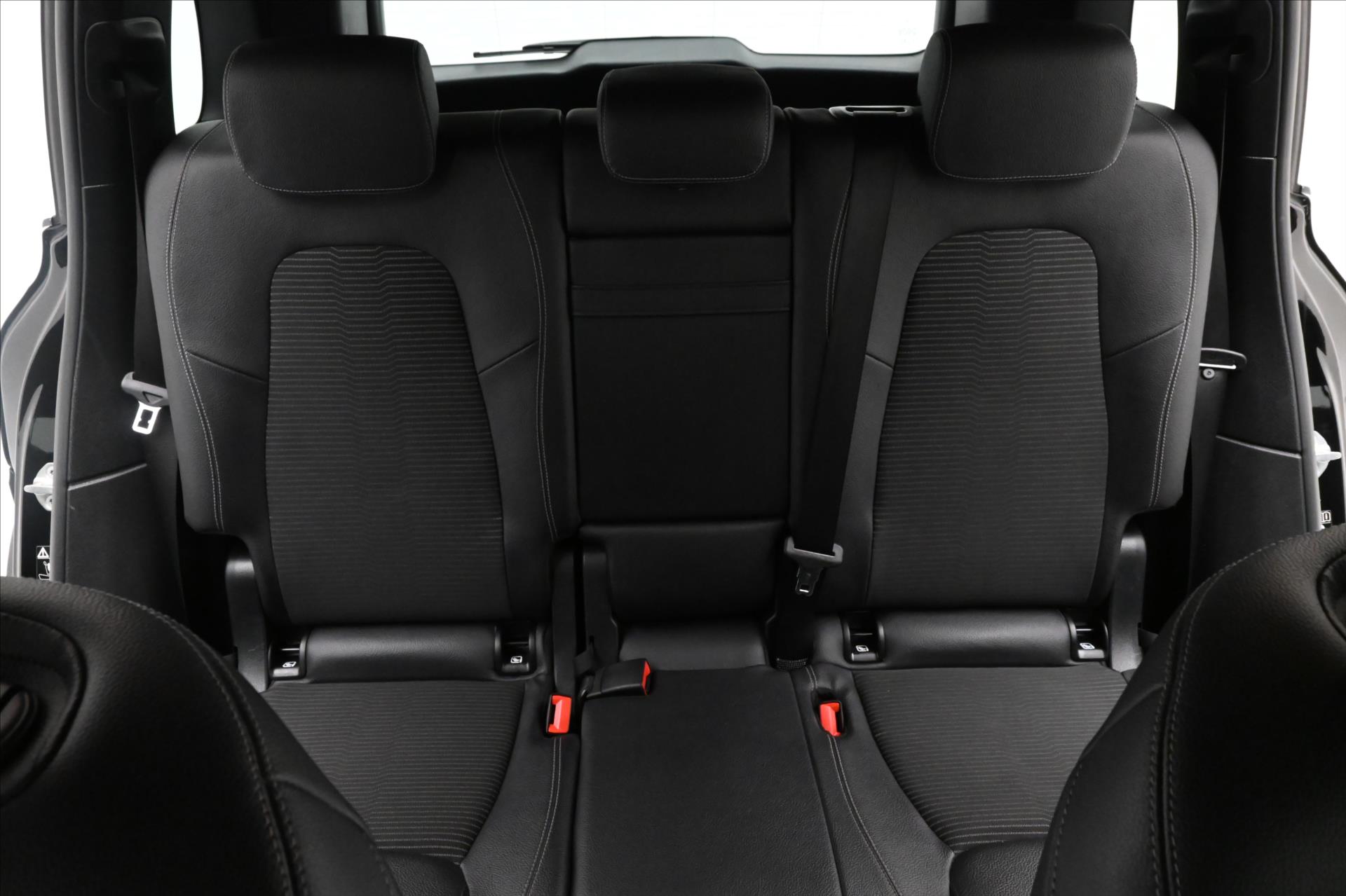 Main photo of the car Mercedes-Benz GLB 2.0 220d 140 kW 4Matic Warranty up to 5 years (27)