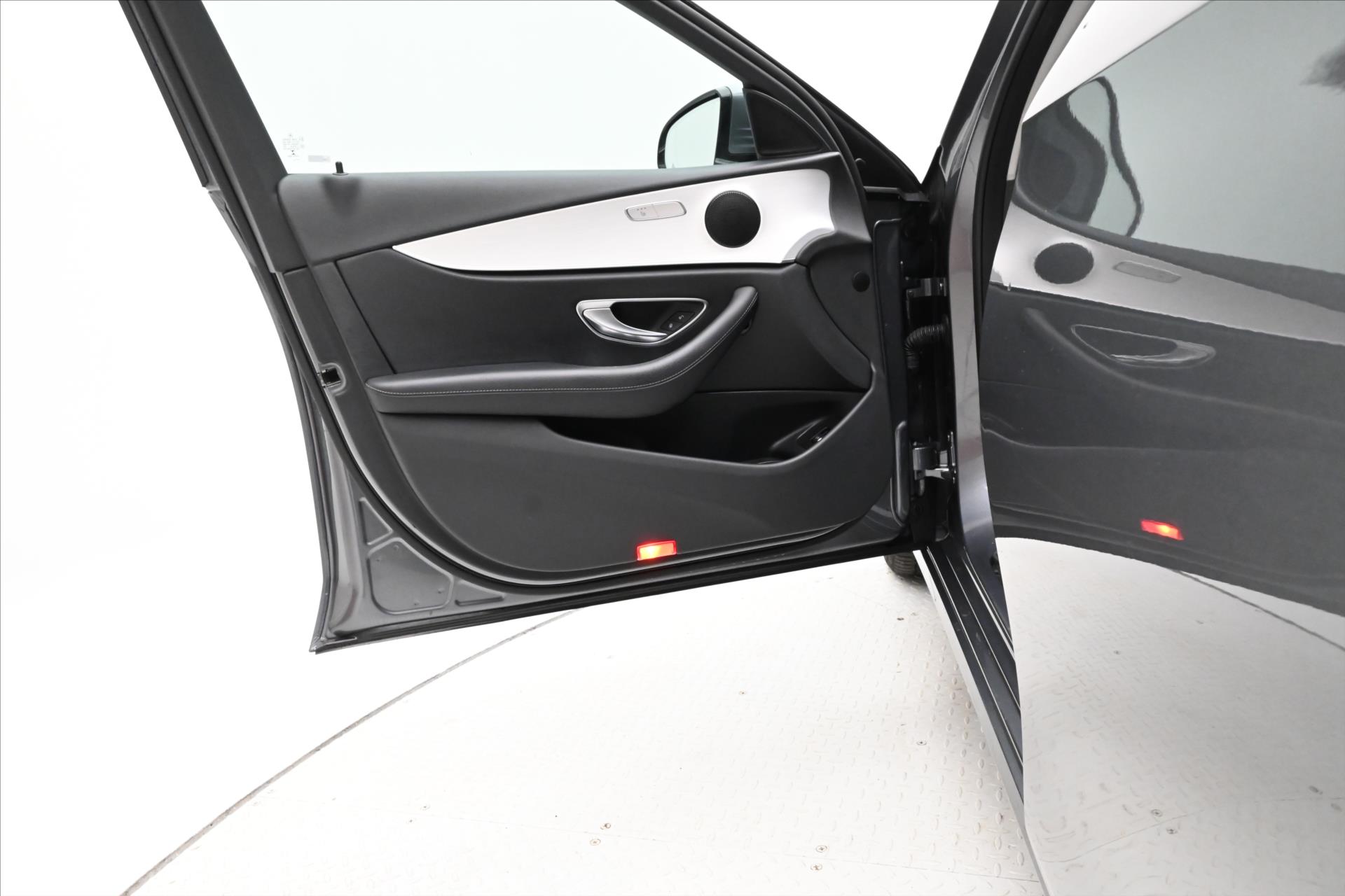 Hlavní fotografie vozu Mercedes-Benz Třídy E 2,0 300de 225 kW 9Gtronic Záruka až 5 let (22)