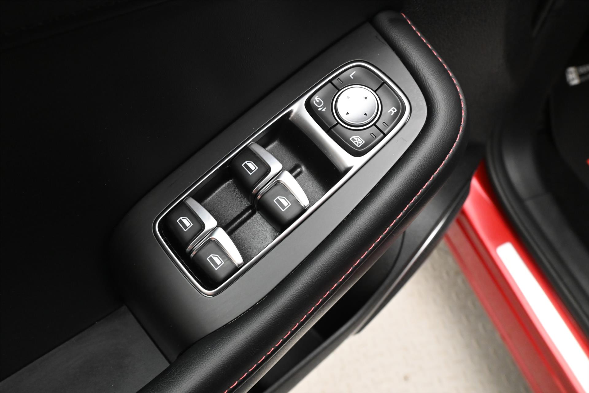 Hlavní fotografie vozu MG eHS 1,5 TGI PHEV 119 kW AT Comfort Záruka až 5 let (24)