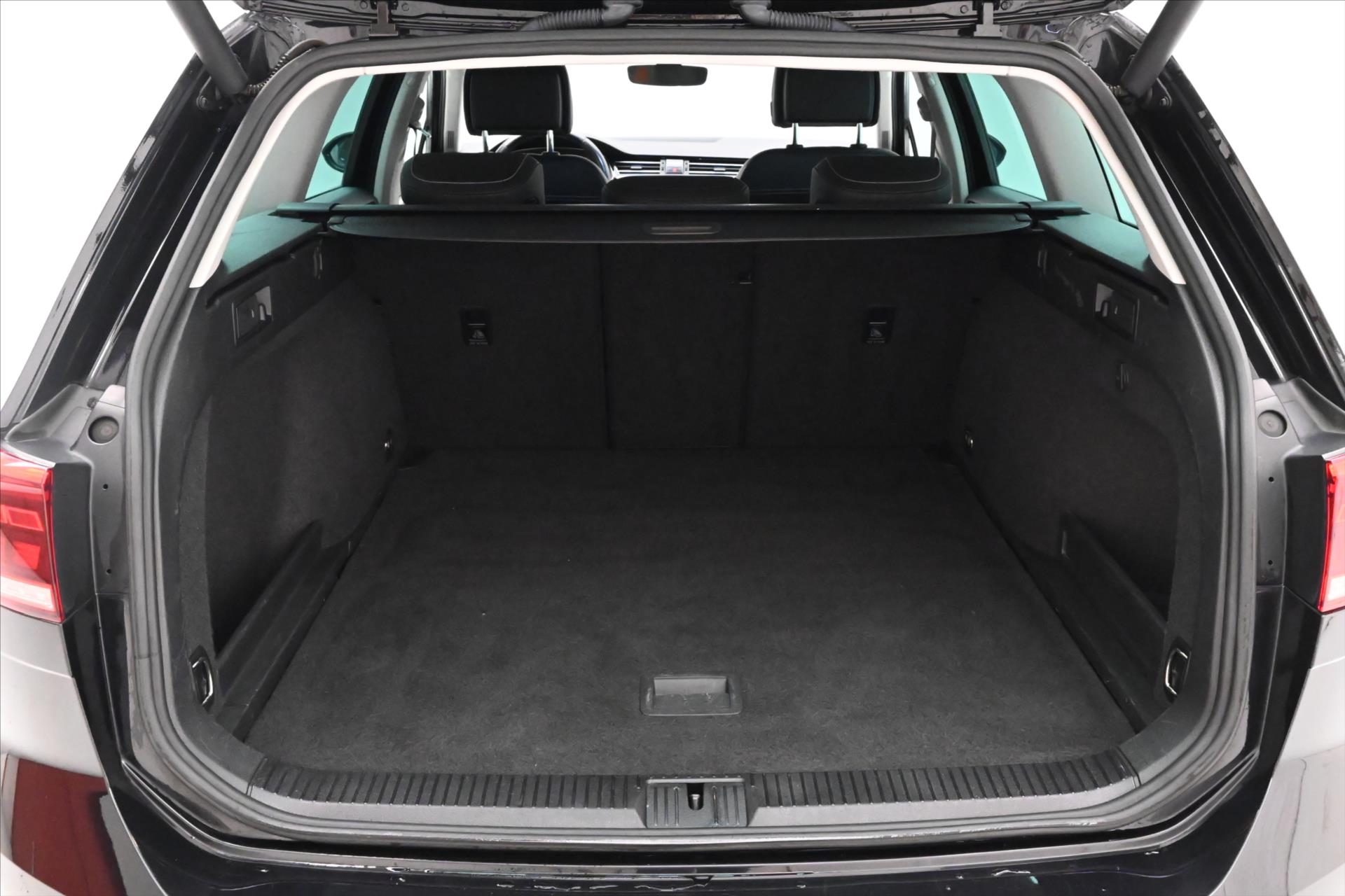 Hlavní fotografie vozu Volkswagen Passat 1,5 TSI 110 kW DSG ELEGANCE Záruka až 5 let (10)