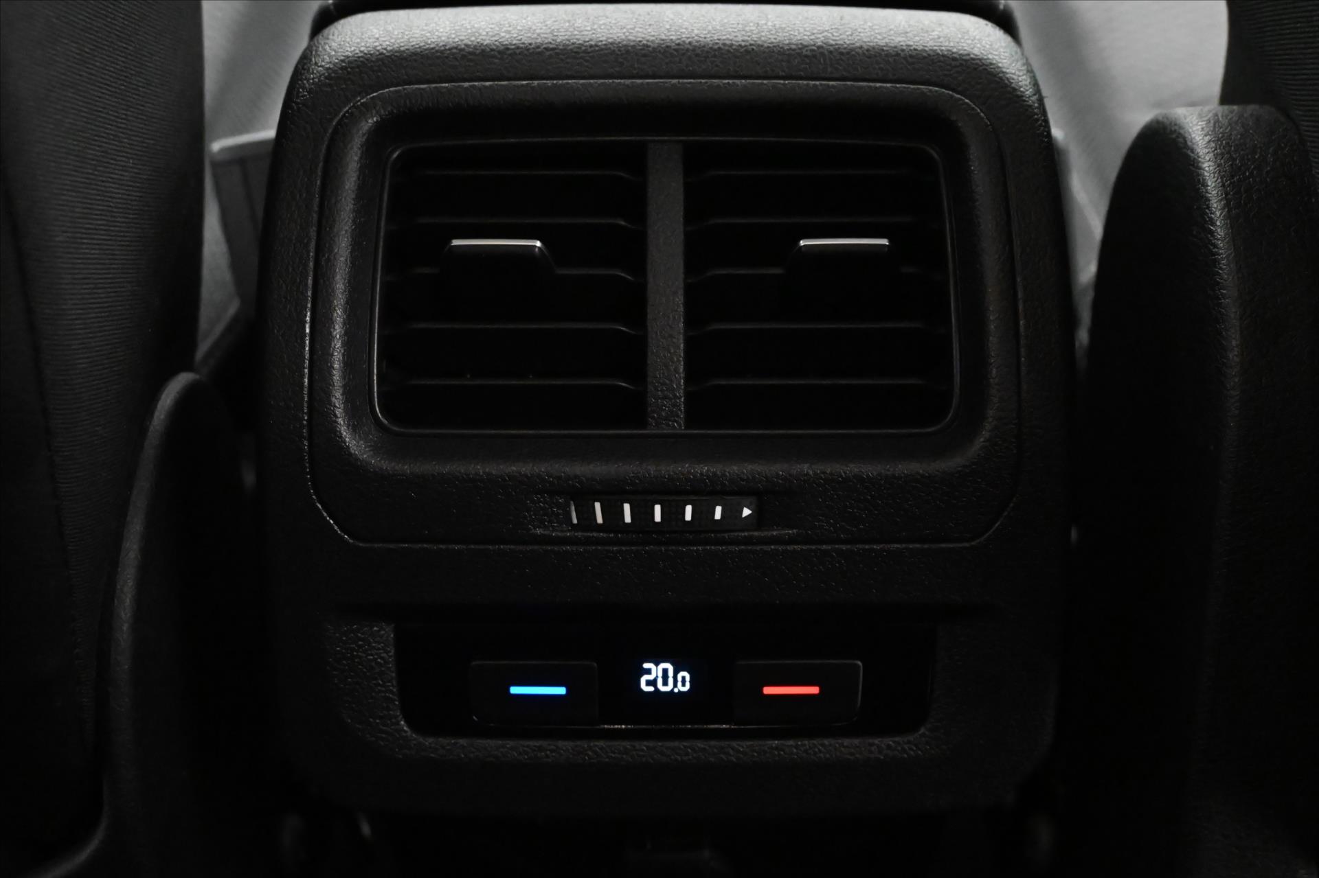 Hlavní fotografie vozu Volkswagen Touran 2,0 TDI 110 kW DSG Comfortline 7/Míst Záruka až 5 let (24)