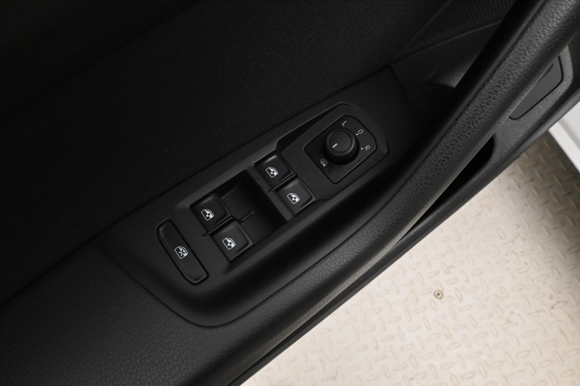 Hlavní fotografie vozu Volkswagen Passat 2,0 TDI 110 kW DSG Business Záruka až 5 let (24)