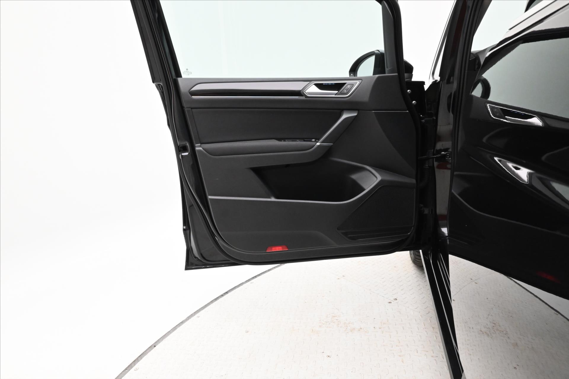 Hlavní fotografie vozu Volkswagen Touran 2,0 TDI 110kW DSG Highline 7míst Záruka až 5 let (24)