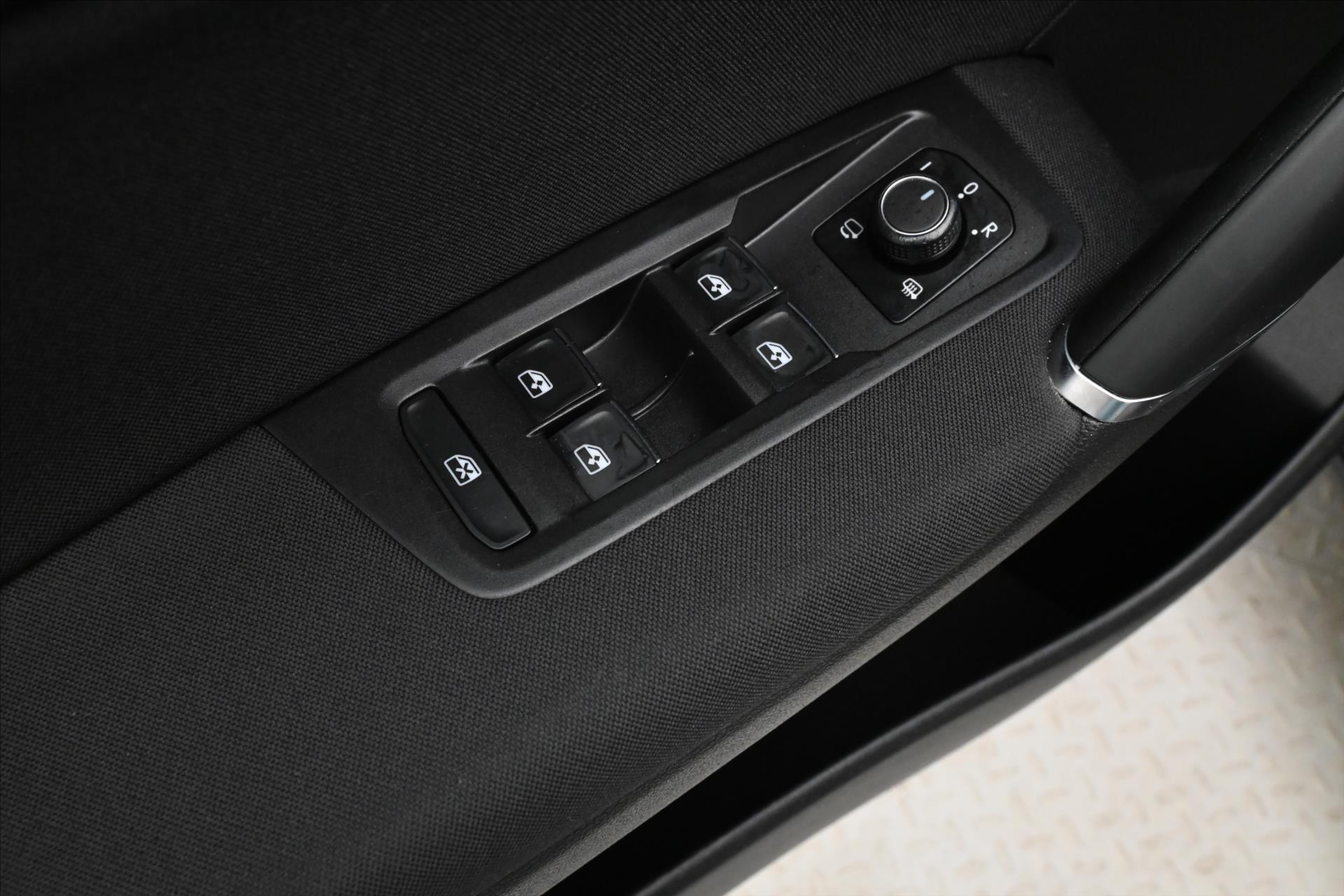 Hlavní fotografie vozu Volkswagen Touran 2,0 TDI 110kW DSG Highline 7míst Záruka až 5 let (25)