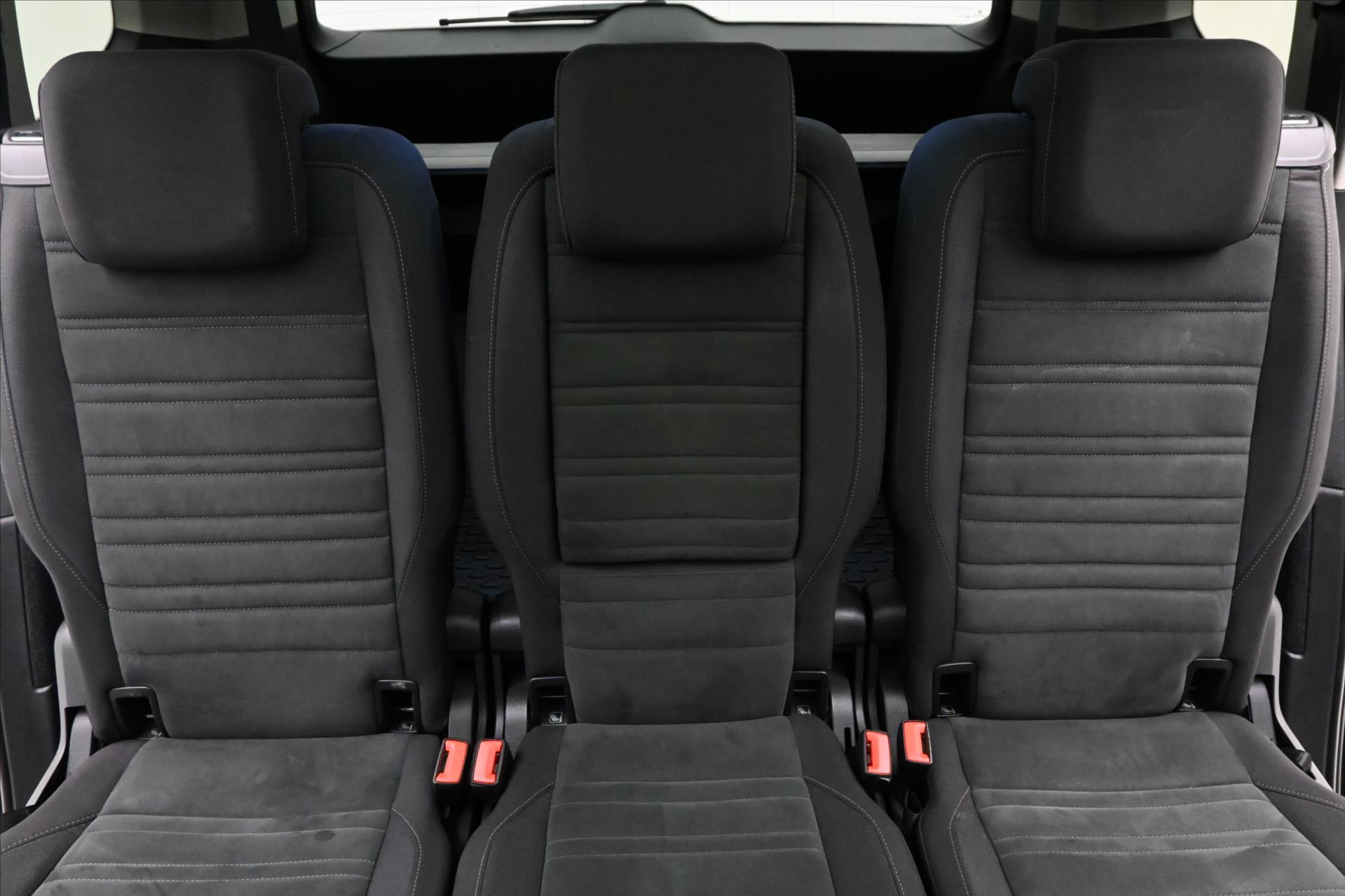 Hlavní fotografie vozu Volkswagen Touran 2,0 TDI 110kW DSG Highline 7míst Záruka až 5 let (28)