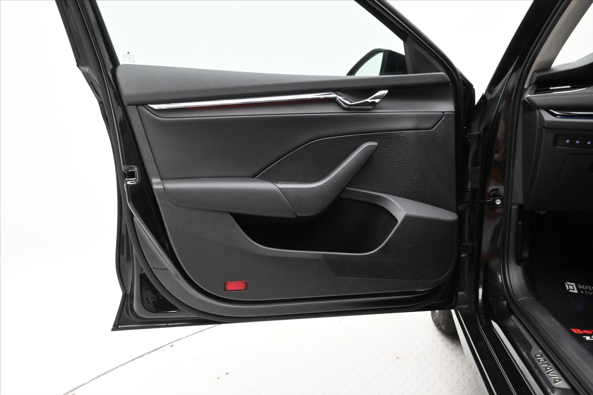 Hlavní fotografie vozu Škoda Octavia 2,0 TDI 110kW DSG Style Záruka až 5 let (26)