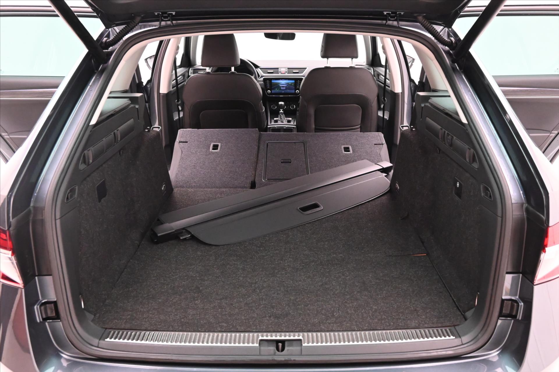 Hlavní fotografie vozu Škoda Superb 1,4 TSI iV 160 kW DSG Style Záruka až 5 let (11)